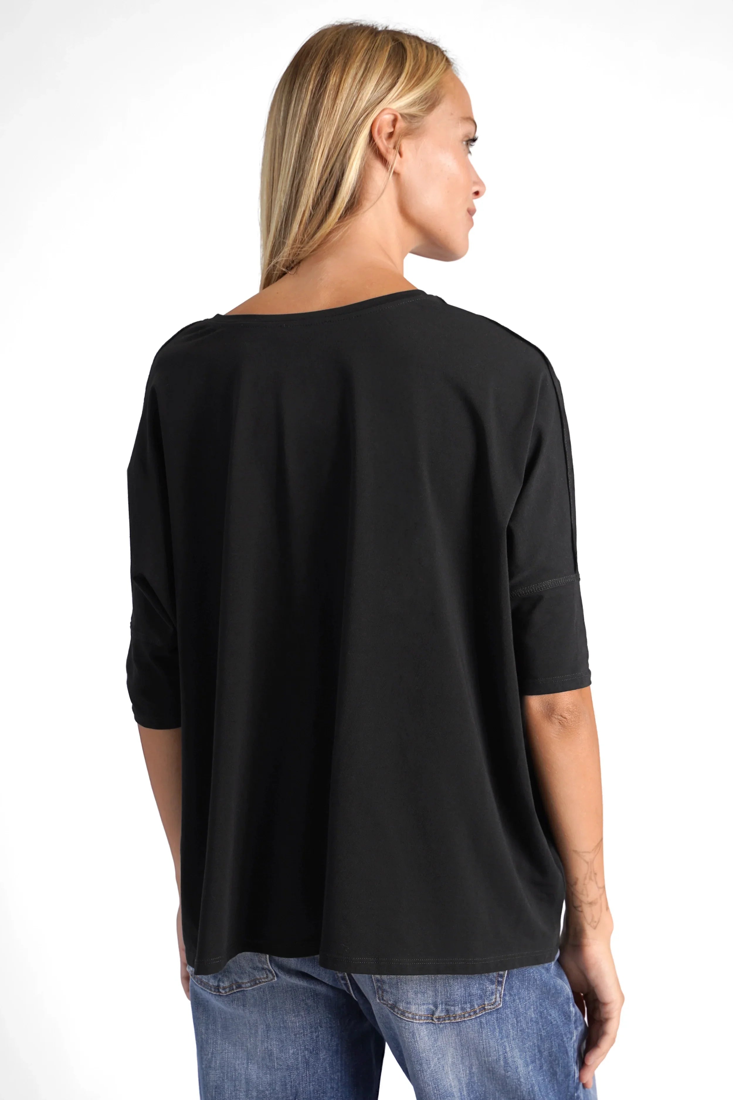 TIDA Blusenshirt schwarzes locker fallendes Kurzarmshirt mit V-Ausschnitt und weiter Kastenform, hinten länger geschnitten