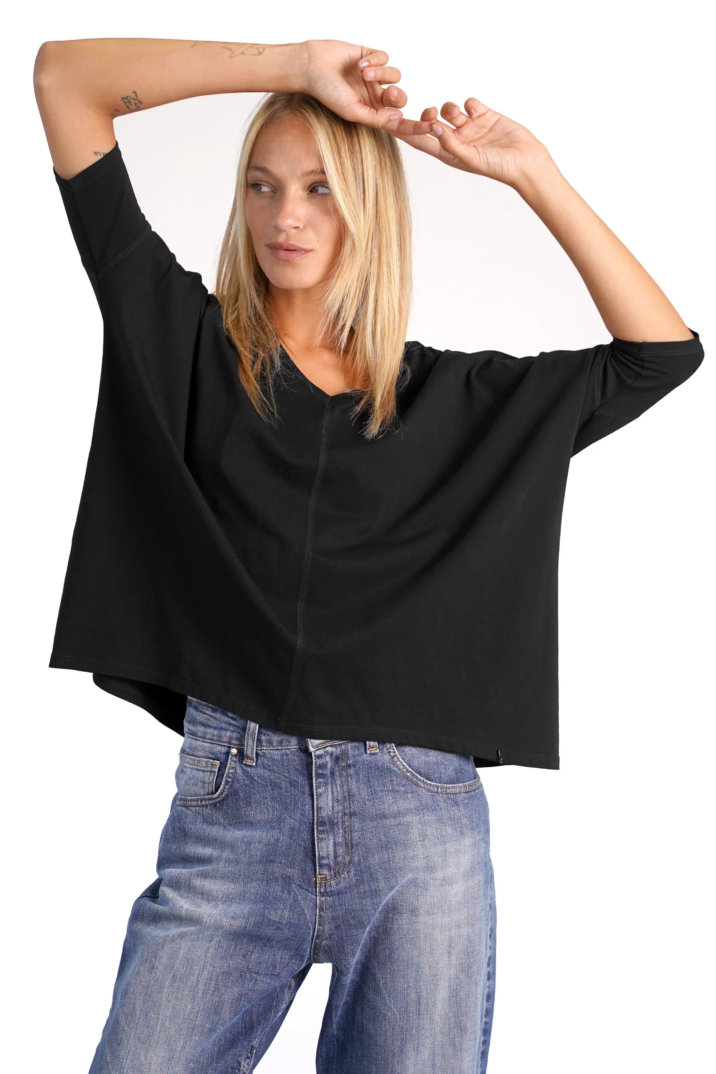 Schwarzes TIDA Blusenshirt mit V-Ausschnitt und lockerer Kastenform aus hochwertiger Baumwolle