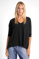 Schwarzes TIDA Blusenshirt mit V-Ausschnitt, lockerer Kastenform und kurzem Arm aus hochwertiger Baumwolle