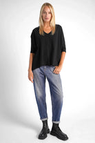 Schwarzes TIDA Blusenshirt mit V-Ausschnitt und weitem, kastigen Schnitt aus weicher Baumwolle