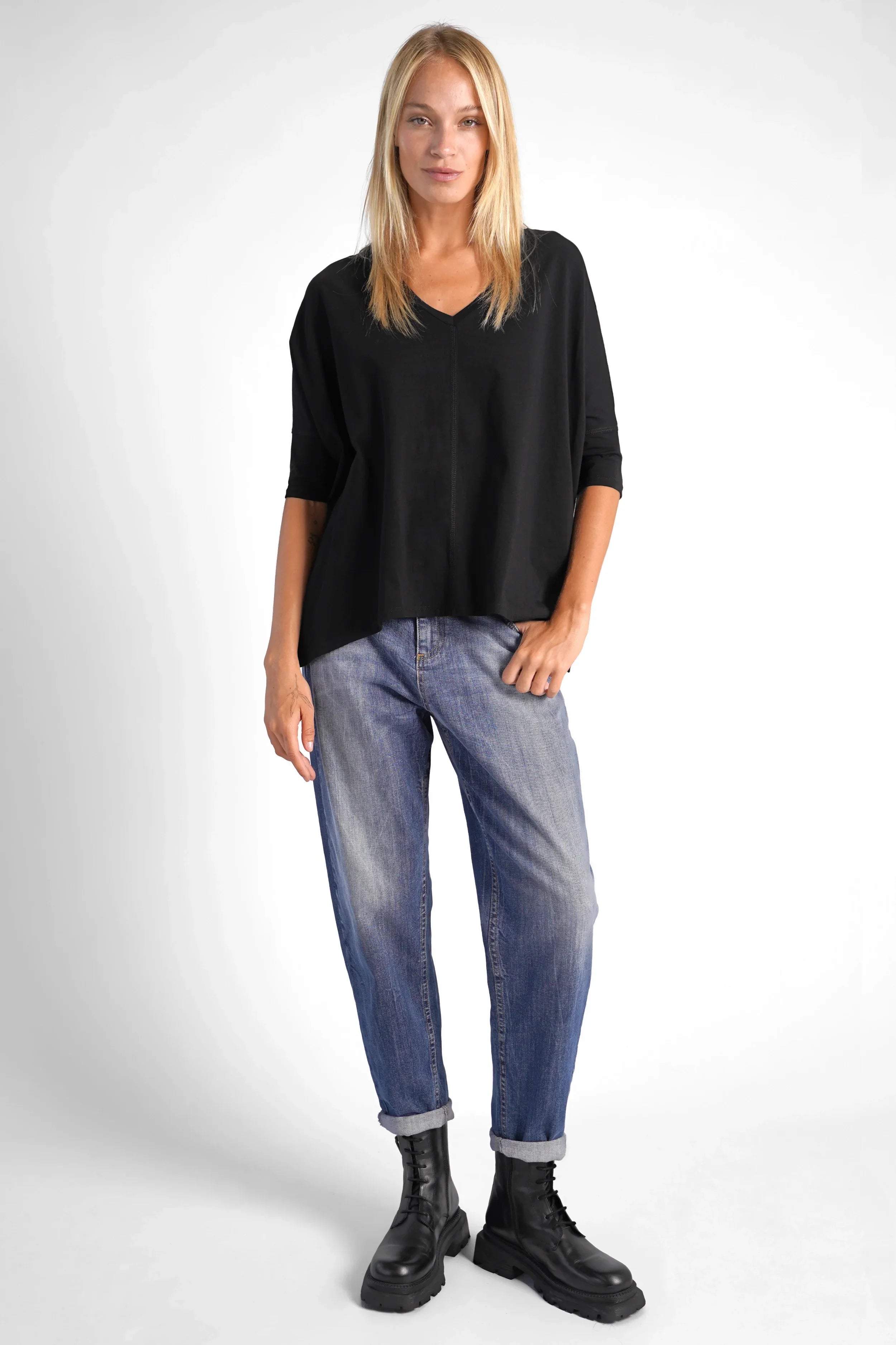 Schwarzes TIDA Blusenshirt mit V-Ausschnitt und weitem, kastigen Schnitt aus weicher Baumwolle