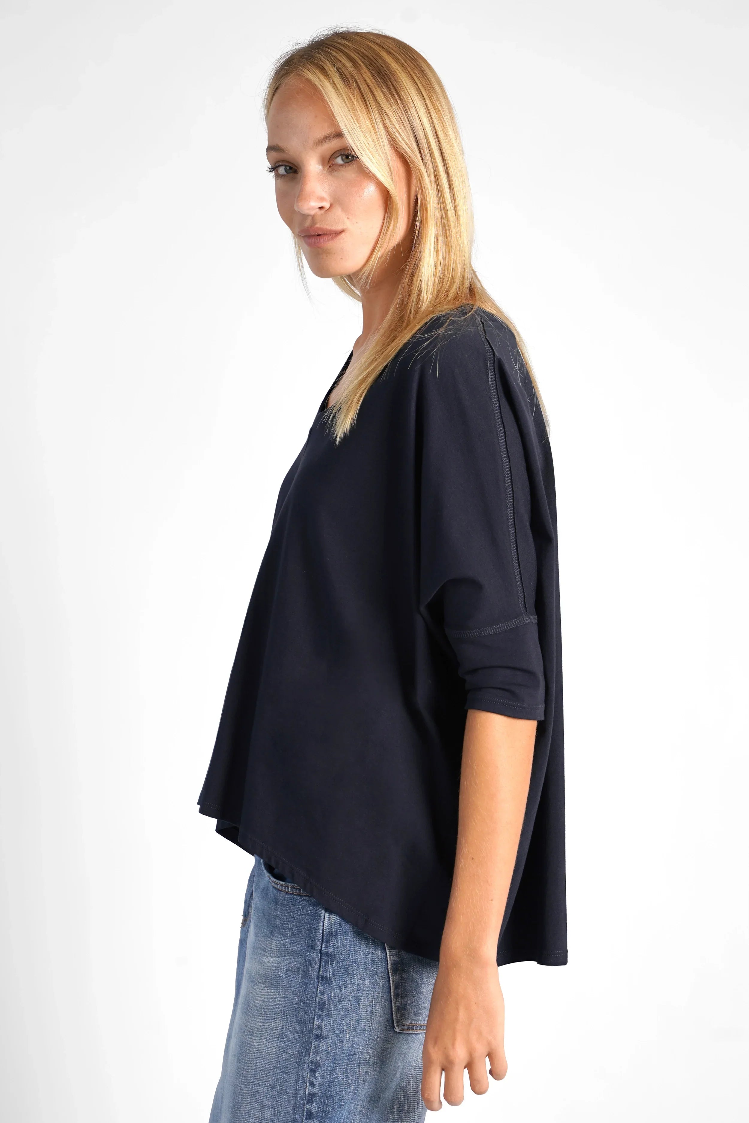 Damen TIDA Blusenshirt mit V-Ausschnitt, lockerem Schnitt und weicher Baumwolle in Dunkelblau