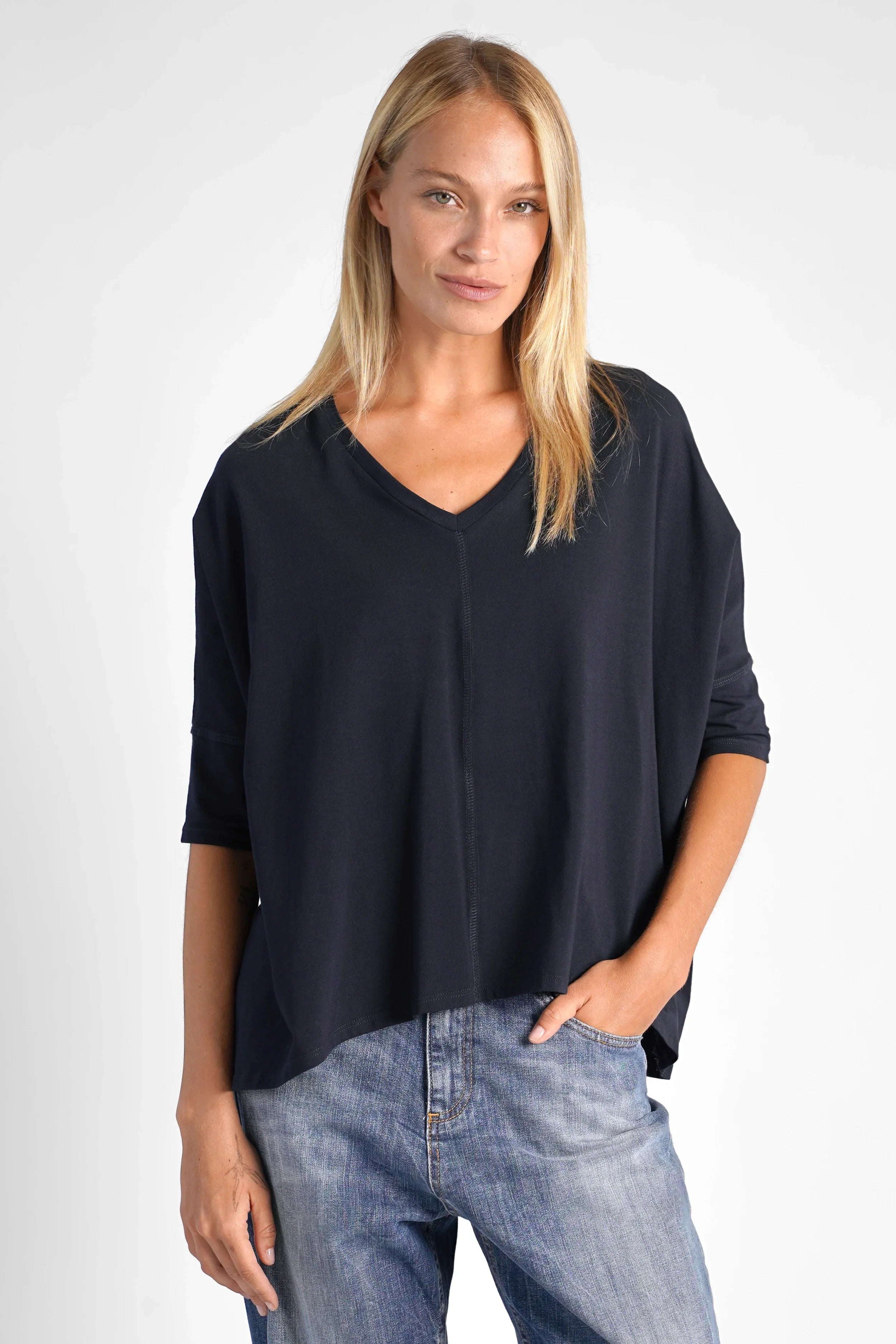 Locker fallendes Kurzarmshirt TIDA Blusenshirt mit V-Ausschnitt und Kastenform aus hochwertiger Baumwolle