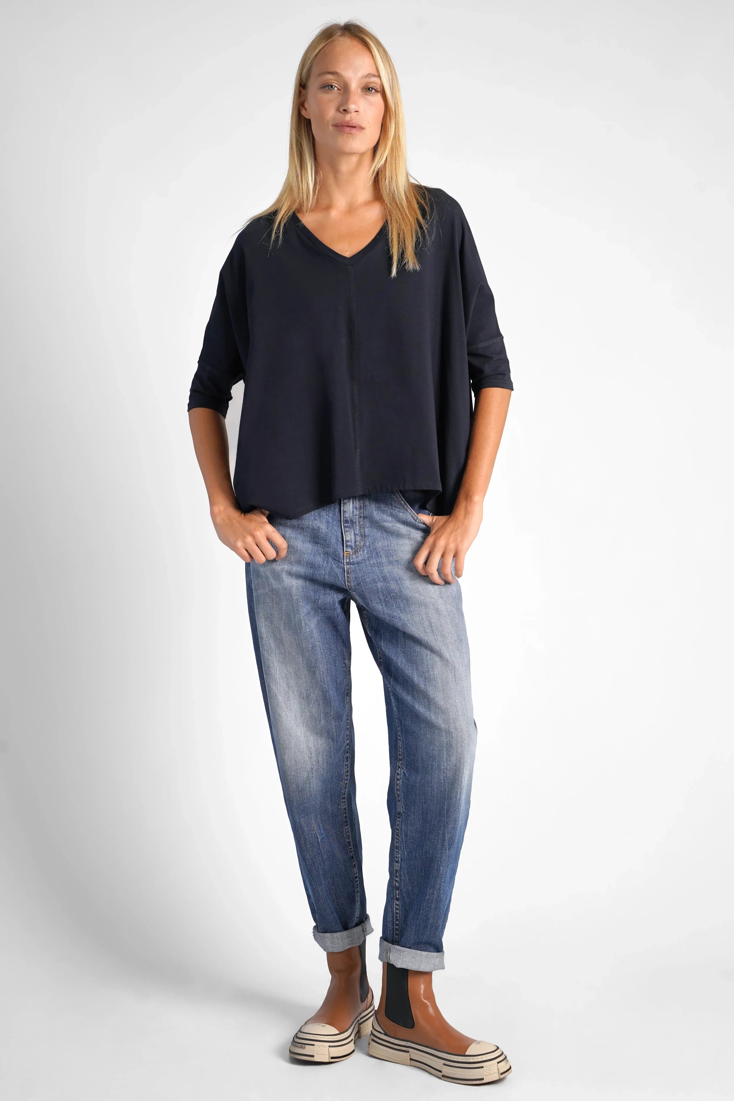 Damen TIDA Blusenshirt mit V-Ausschnitt, lockerem Schnitt und weicher Baumwolle in dunklem Blau