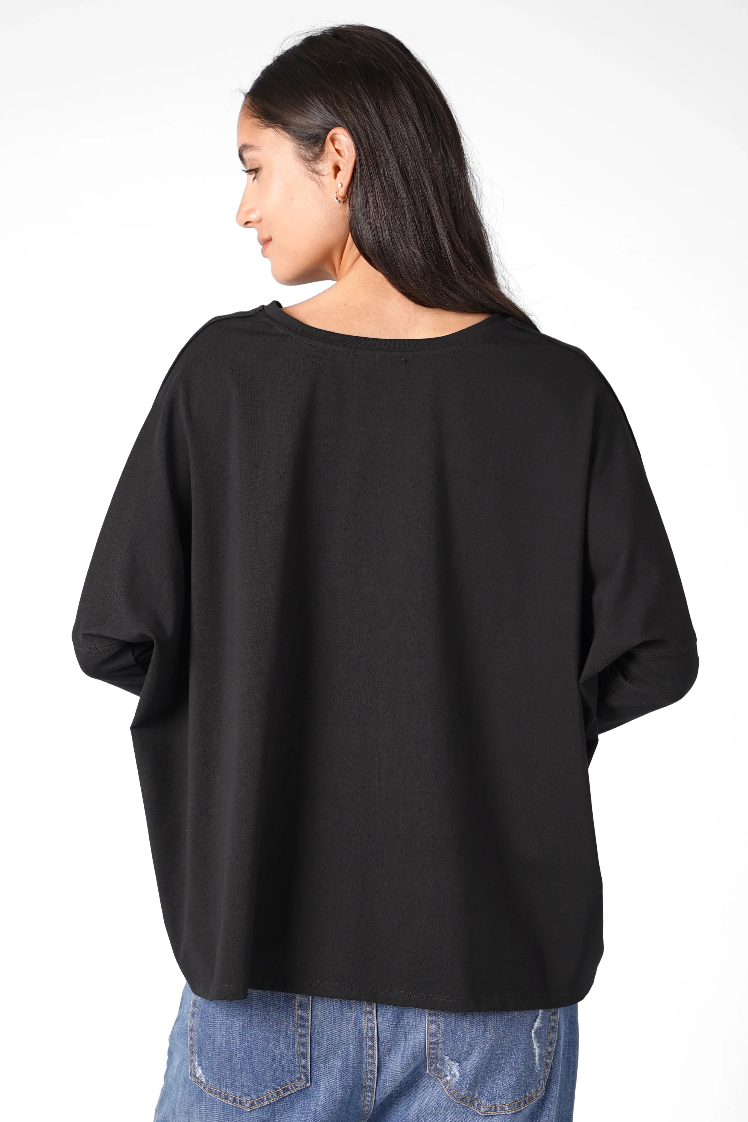 TIDA Blusenshirt loose-fit black long sleeve shirt with boxy shape and extended back hem