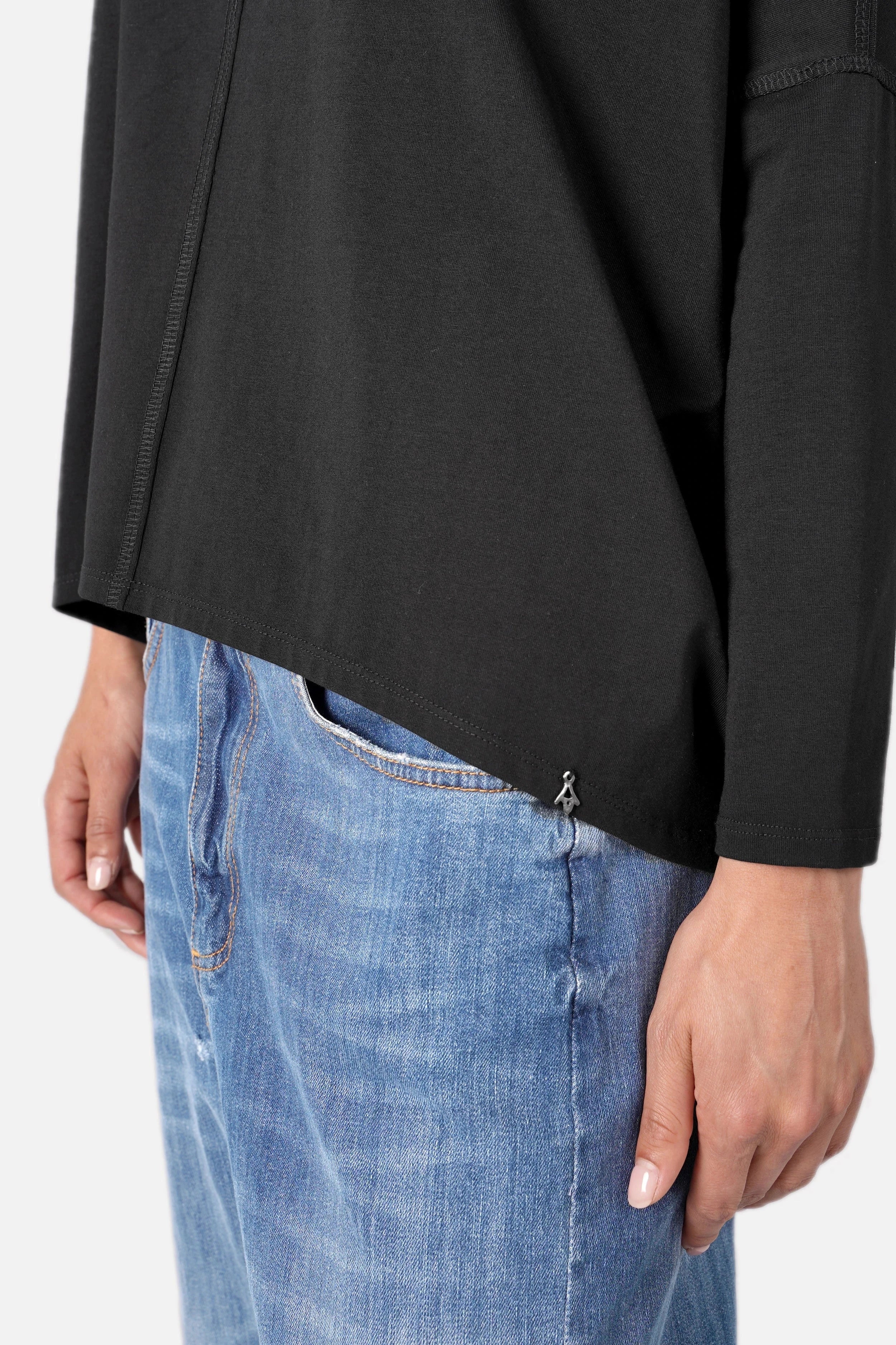 TIDA Blusenshirt Langarm aus hochwertiger Baumwolle mit V-Ausschnitt und offenem Schnittkanten-Design, entspannter weiter Kastenform und leicht abgerundetem Saum.
