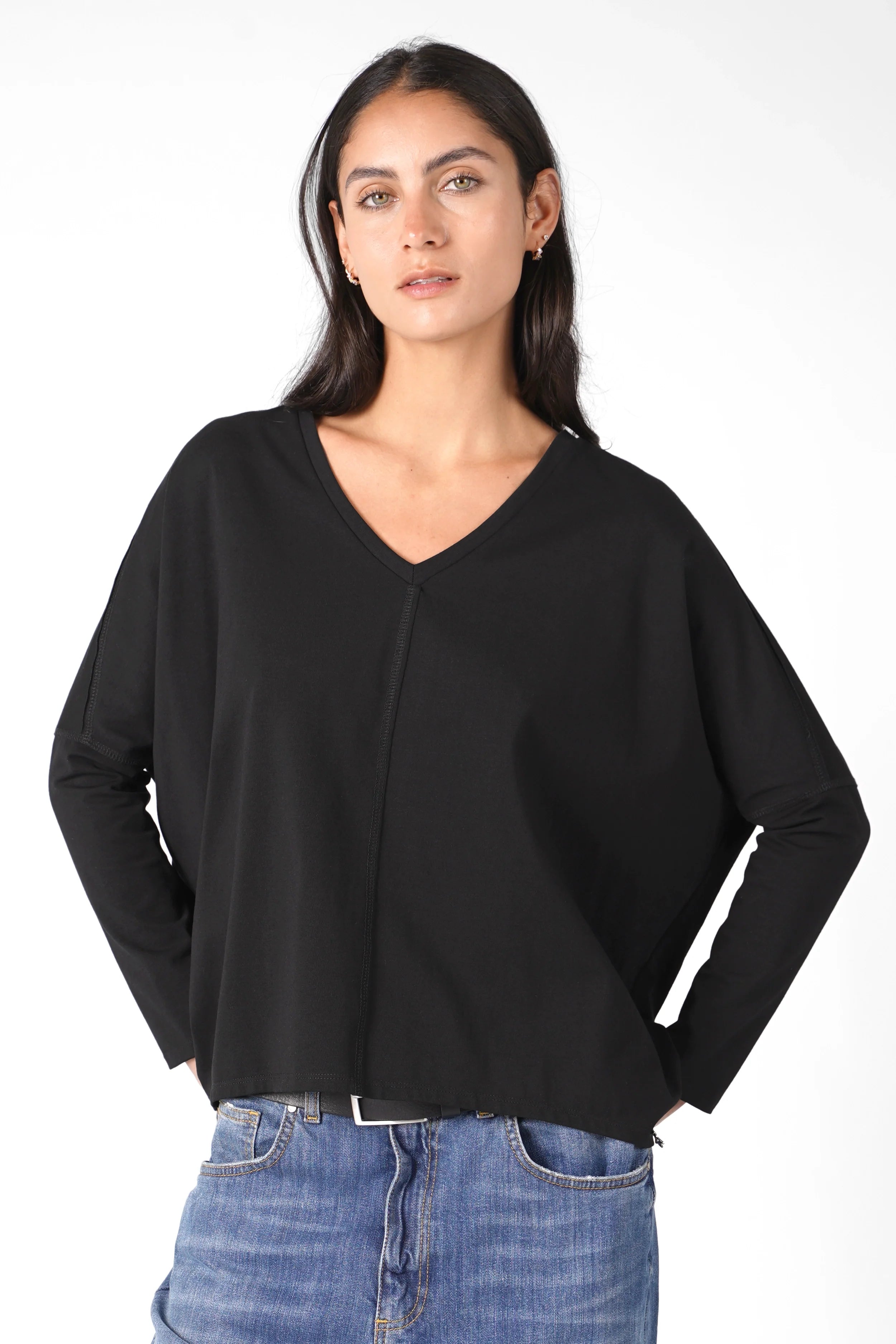 TIDA Blusenshirt black relaxed fit long sleeve V-neck cotton top with boxy shape