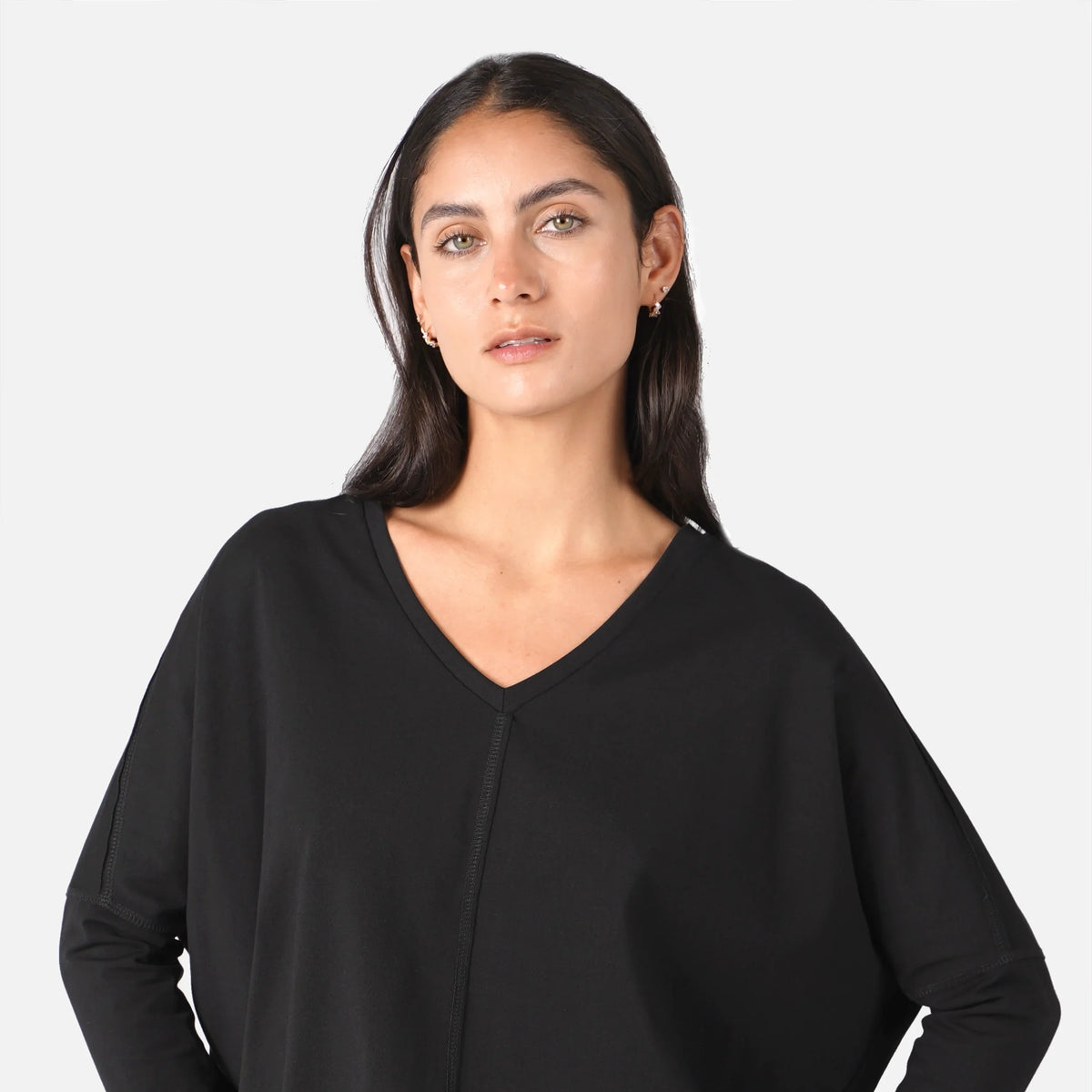 TIDA blouse met lange mouwen; hoogwaardig katoen, V-hals, onafgewerkte zoom, wijde boxy vorm