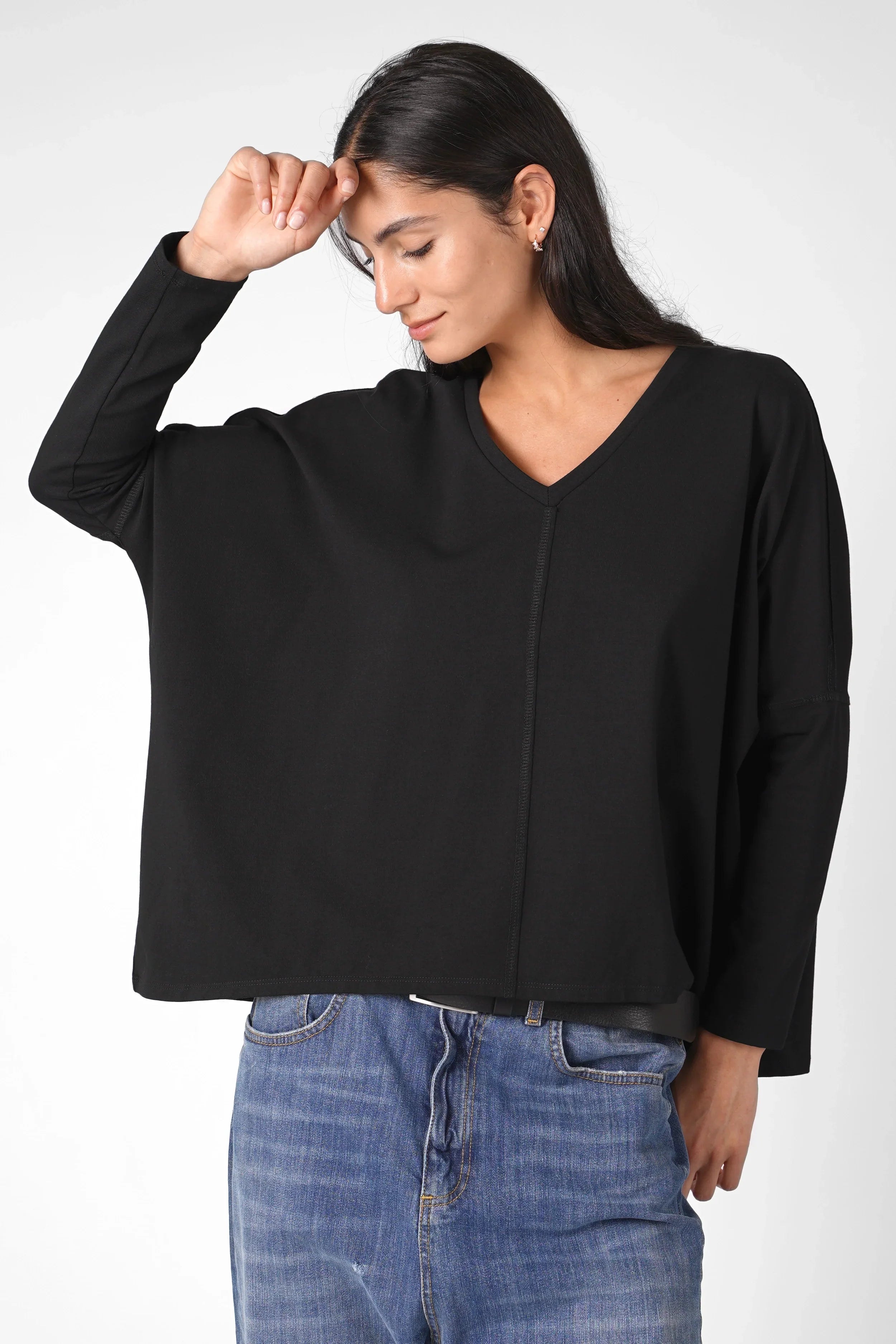 Woman wearing black TIDA Blusenshirt Langarm with V-neck and relaxed fit in wide box shape