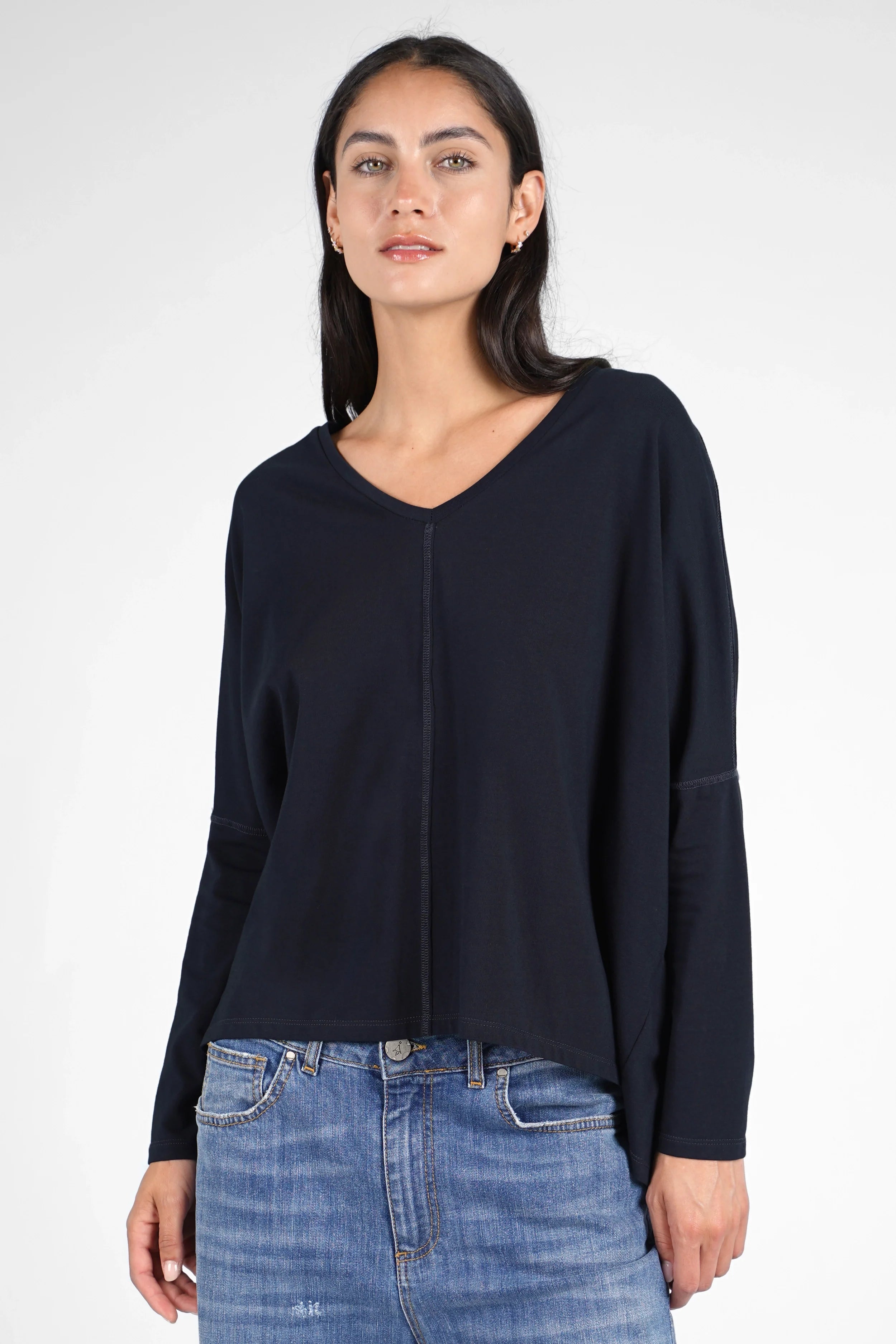 TIDA Blusenshirt loose fit long sleeve shirt with V-neck and boxy shape in dark blue cotton