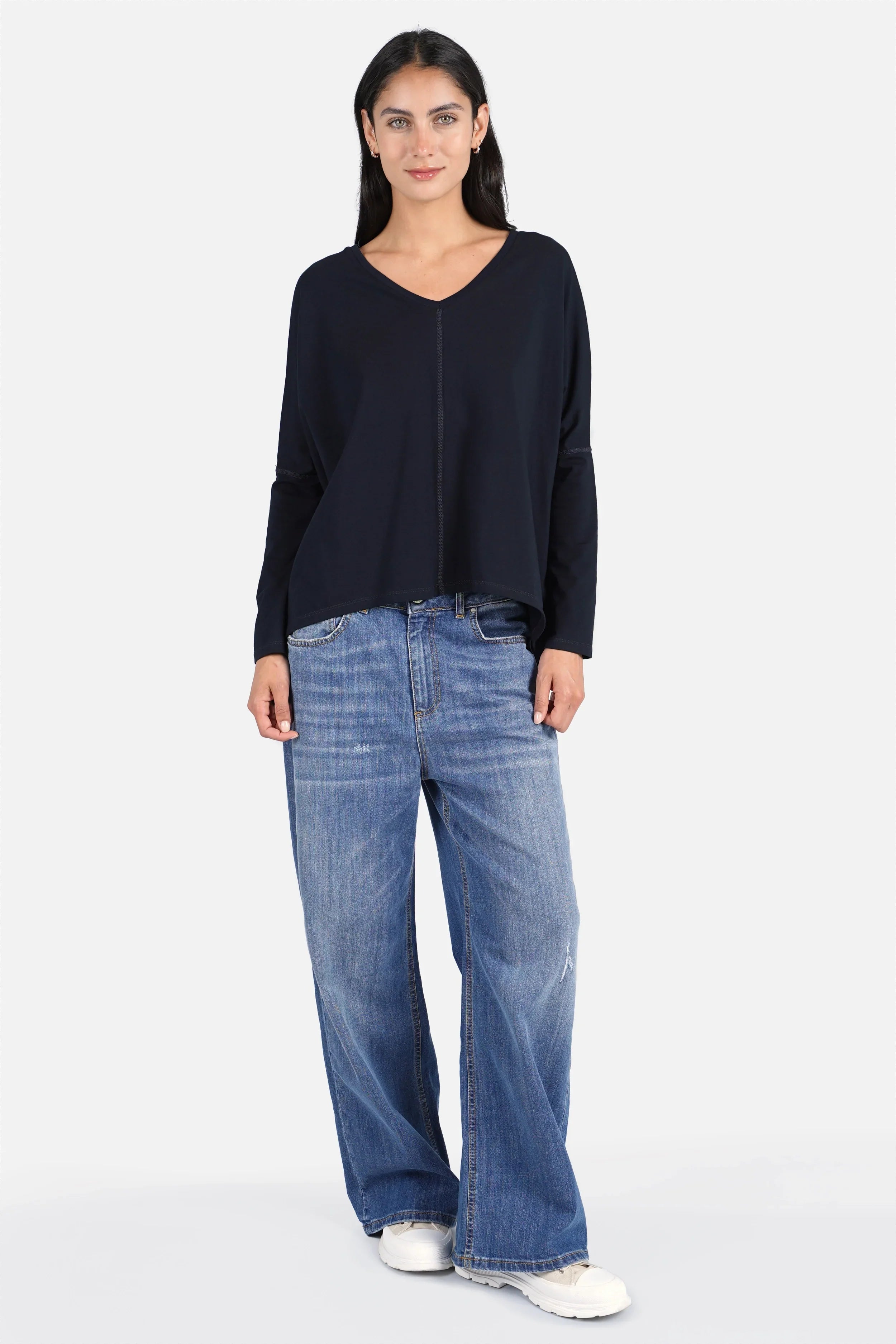 TIDA Blusenshirt Langarm aus hochwertiger Baumwolle mit V-Ausschnitt und weiten Kastenform, modernes offenes Schnittkanten-Design, Relaxed Fit, hinten länger geschnitten