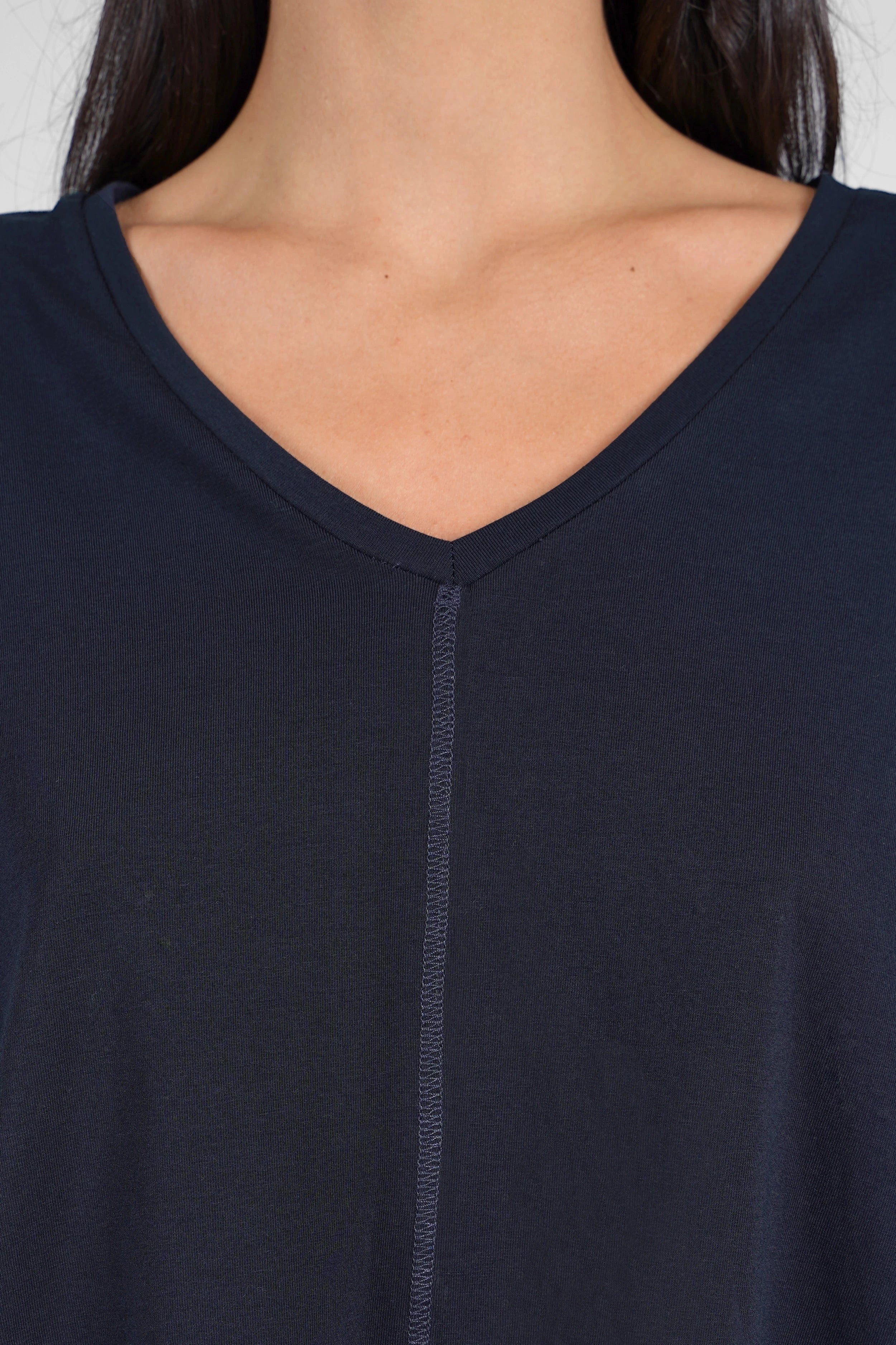 Close-up of navy TIDA Blusenshirt long-sleeve shirt with V-neck and relaxed fit