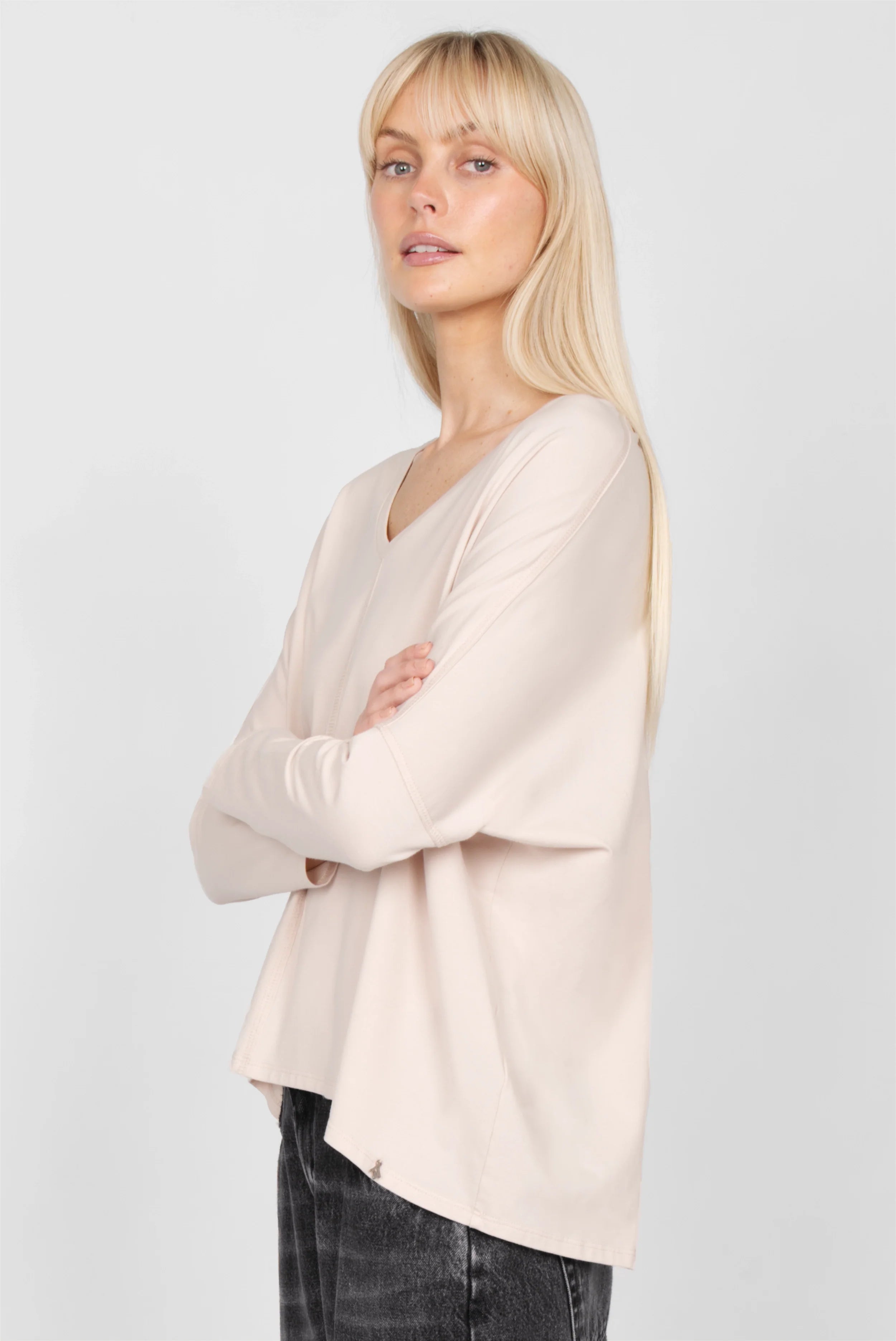 TIDA Blusenshirt langärmelig mit V-Ausschnitt und lockerer Kastenform in heller Farbe, getragen von Modell.