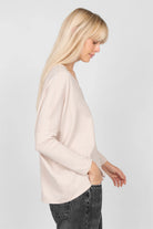 TIDA Blusenshirt Langarmshirt mit V-Ausschnitt in weicher Baumwolle, lockerem Schnitt und abgerundetem Saum.