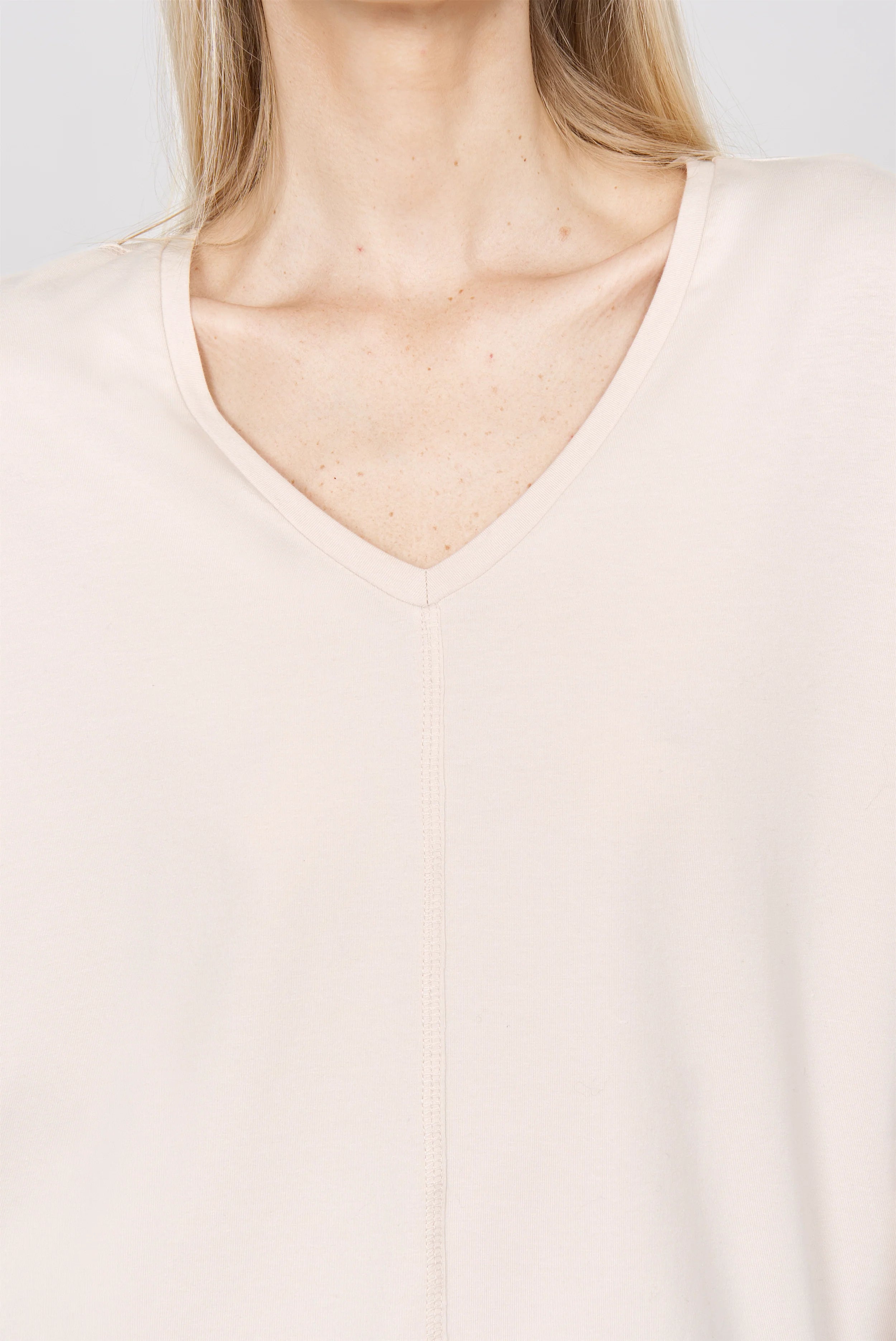 TIDA Blusenshirt Langarmshirt mit V-Ausschnitt und weiter Kastenform in hellem Beige