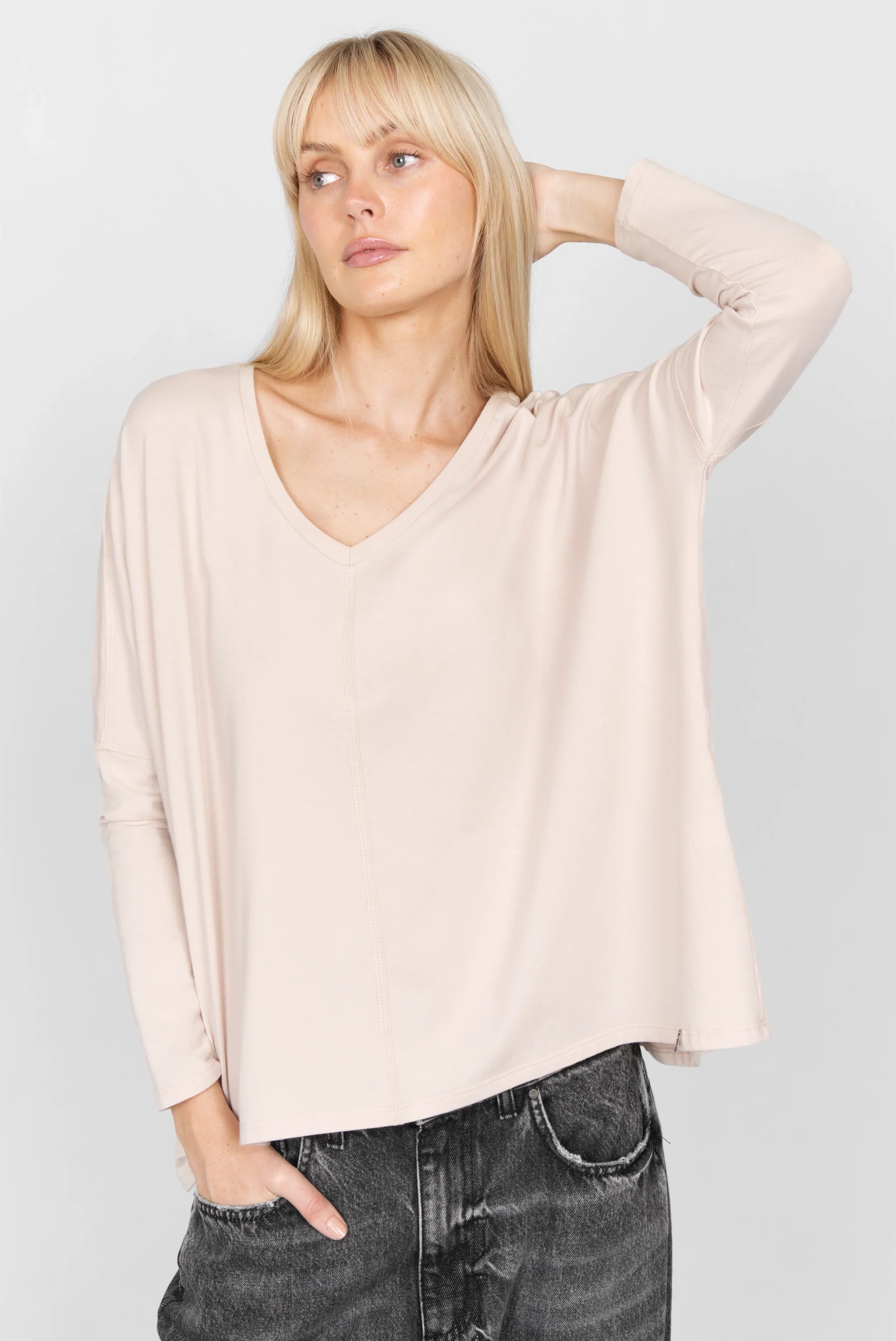 TIDA Blusenshirt Langarm lockeres Langarmshirt in heller Farbe mit V-Ausschnitt und Kastenform getragen von Model