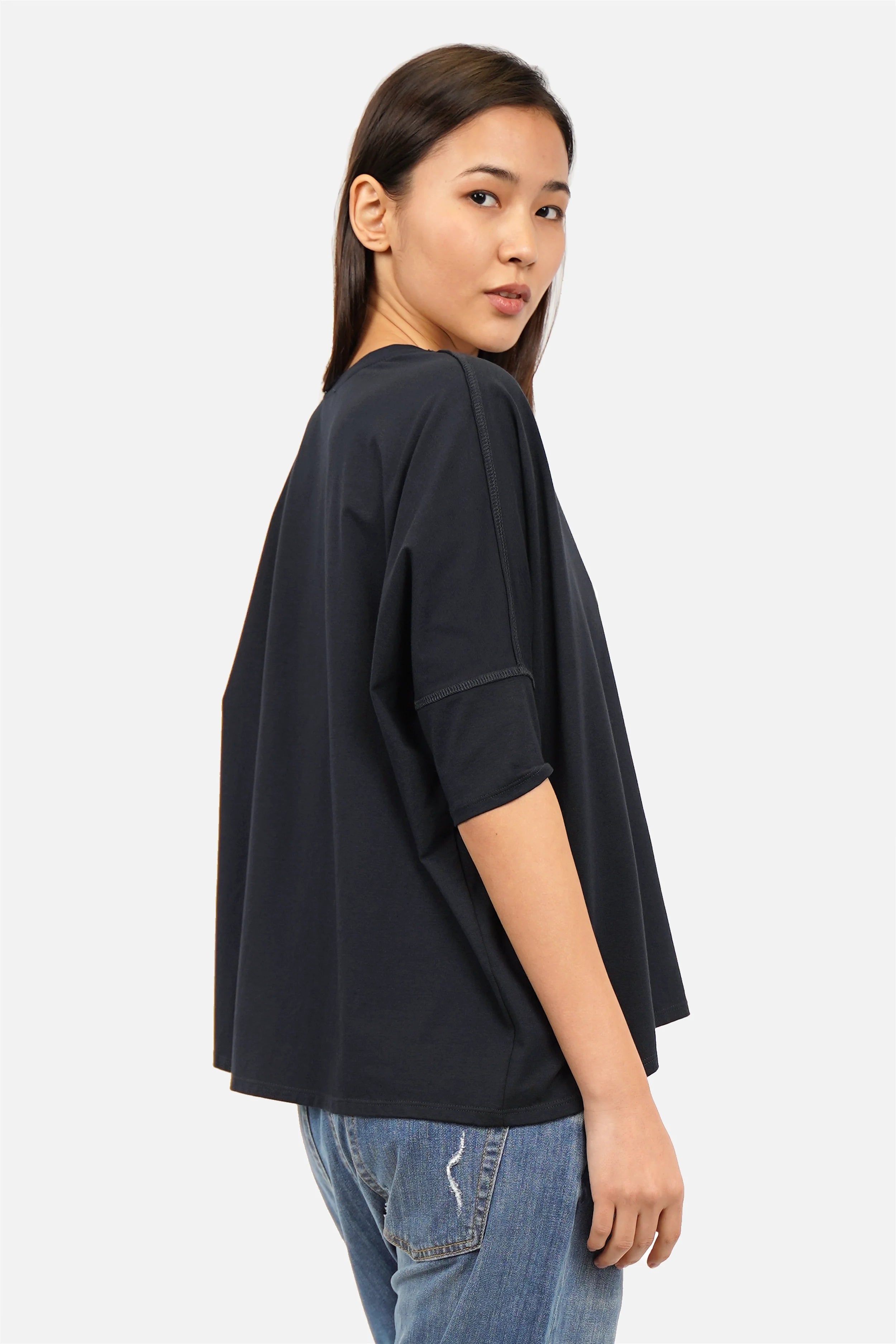 Locker fallendes TIDA Blusenshirt mit V-Ausschnitt und weicher Baumwolle in weiter Kastenform.