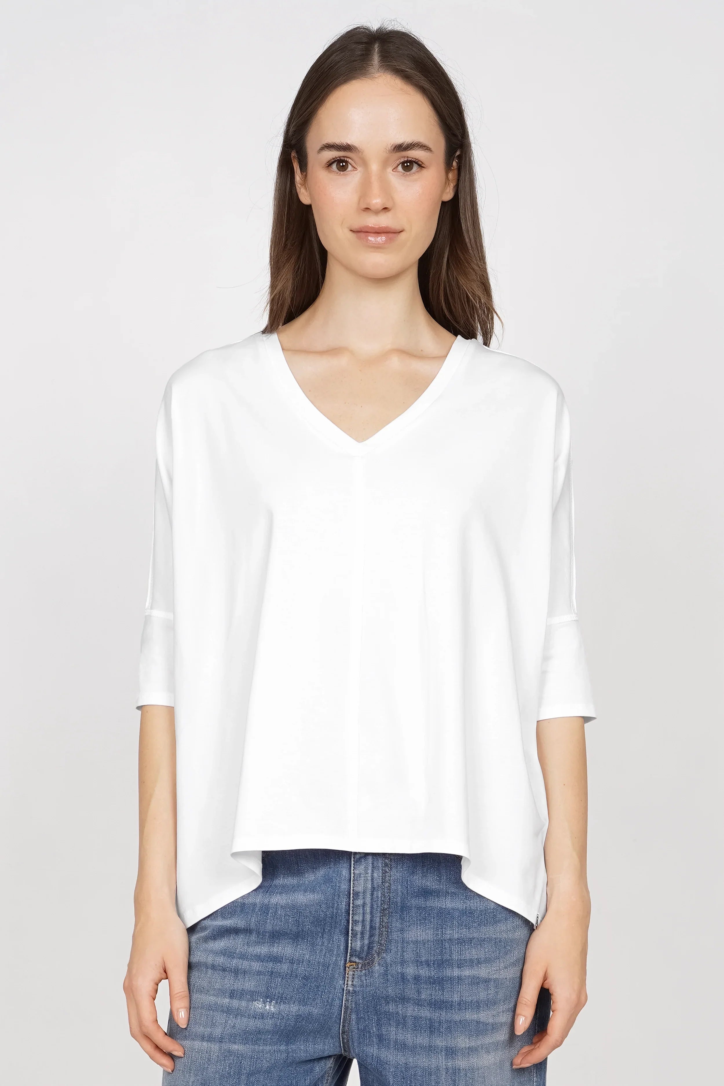 Weißes Blusenshirt mit V-Ausschnitt, lockerem Schnitt und kurzen Ärmeln aus hochwertiger Baumwolle