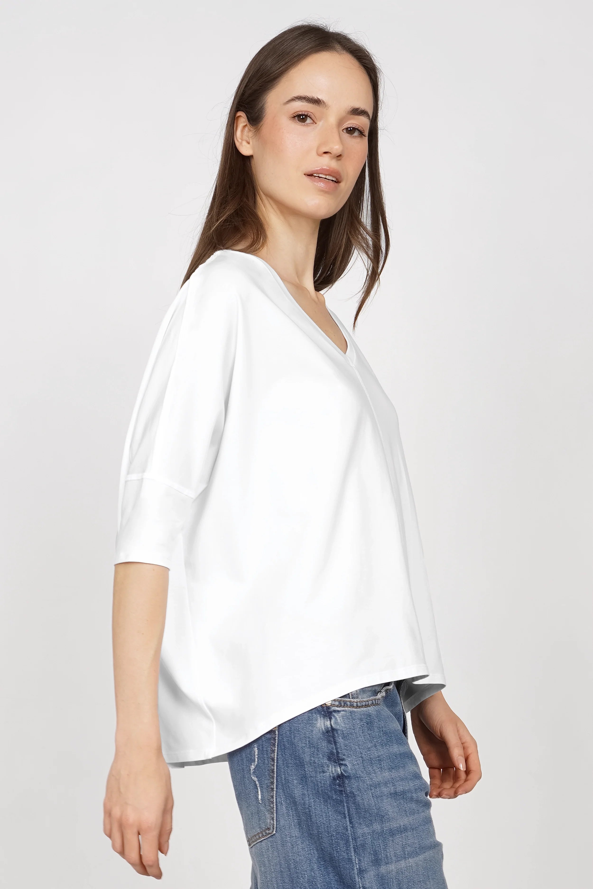 TIDA Blusenshirt weiß mit V-Ausschnitt und weiter Kastenform aus weicher Baumwolle