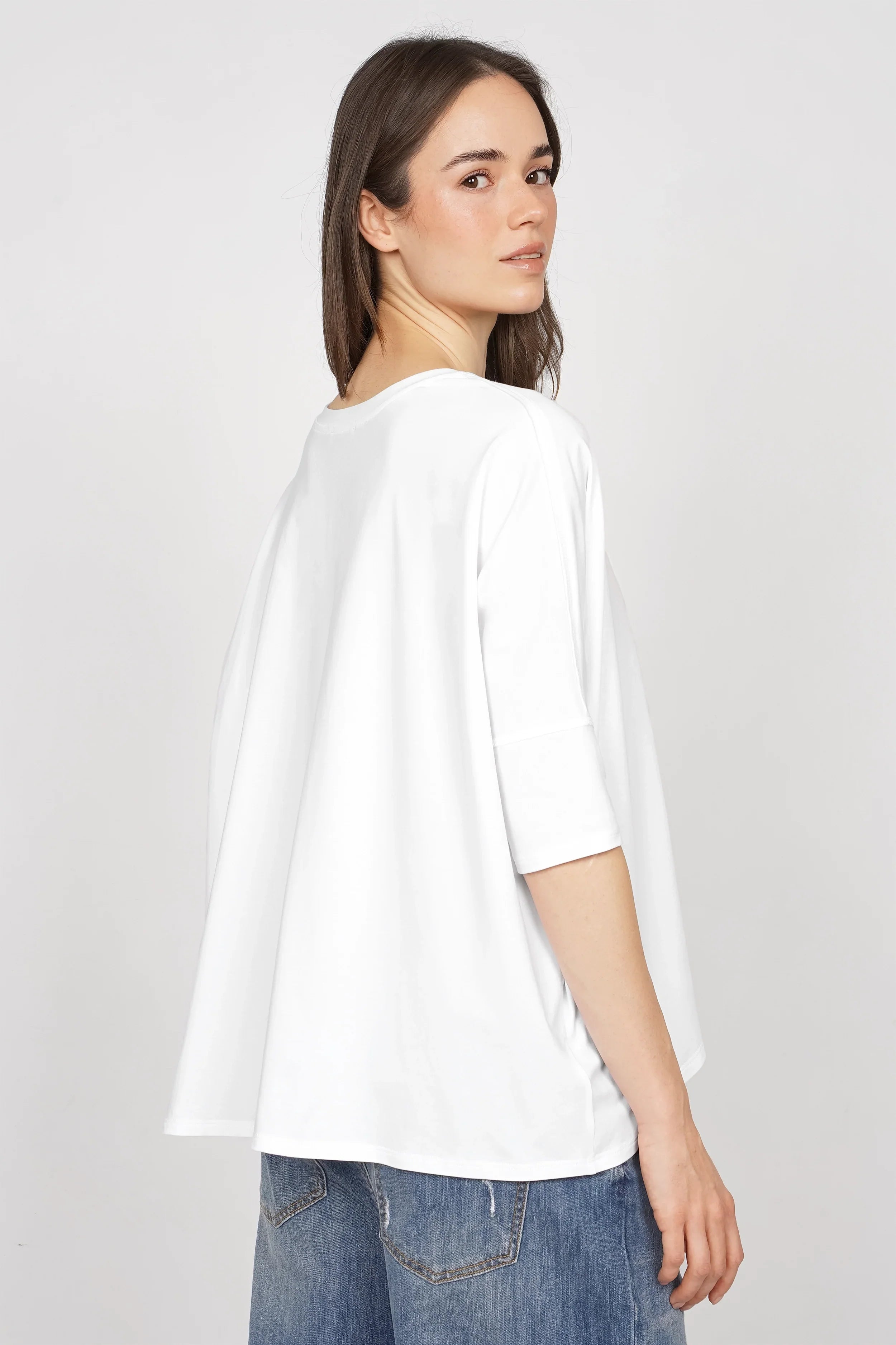 Weißes Blusenshirt mit weitem Schnitt und halblangen Ärmeln, locker fallend und hinten länger geschnitten