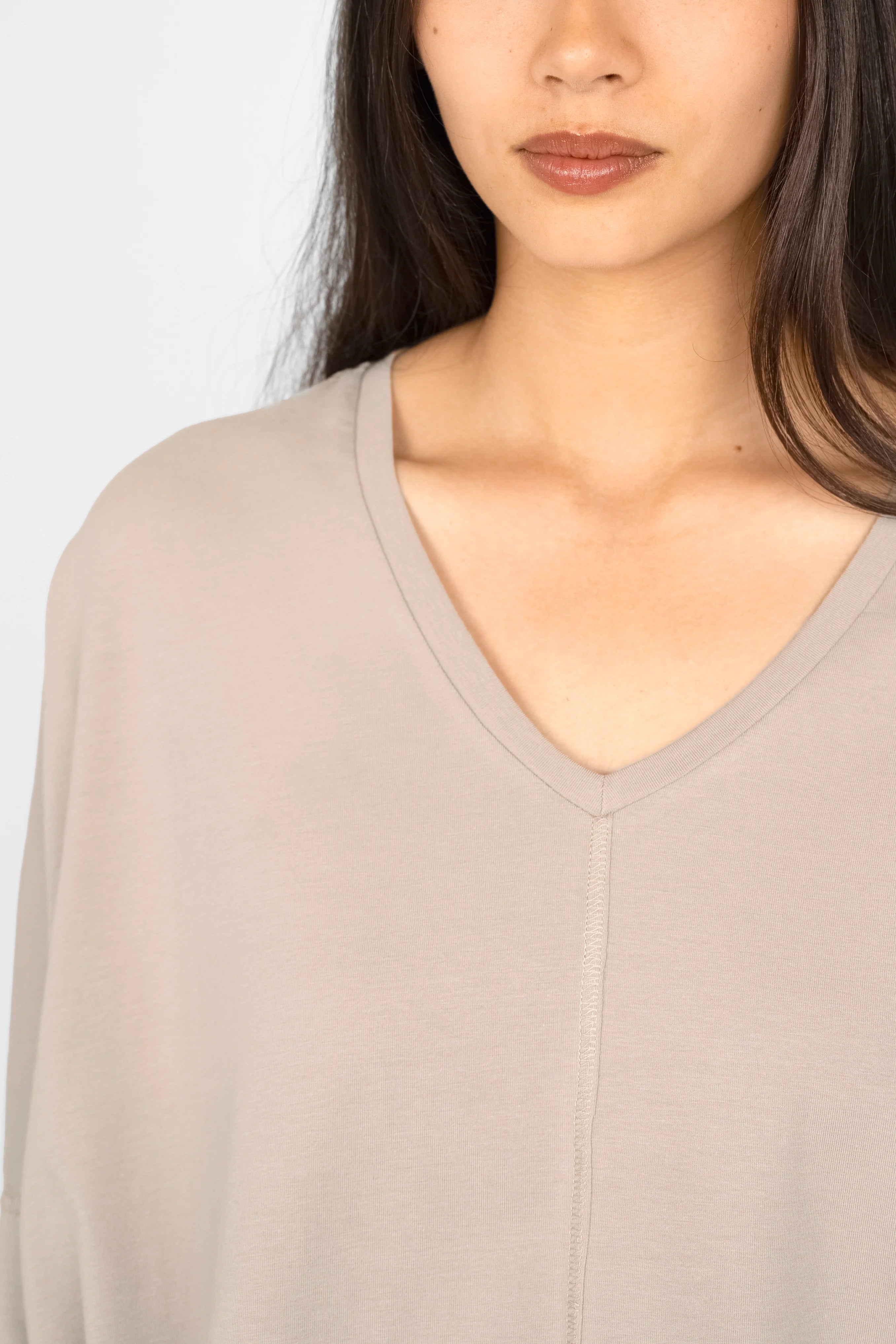 TIDA Blusenshirt Langarm loose fit long sleeve shirt with V-neck in beige cotton