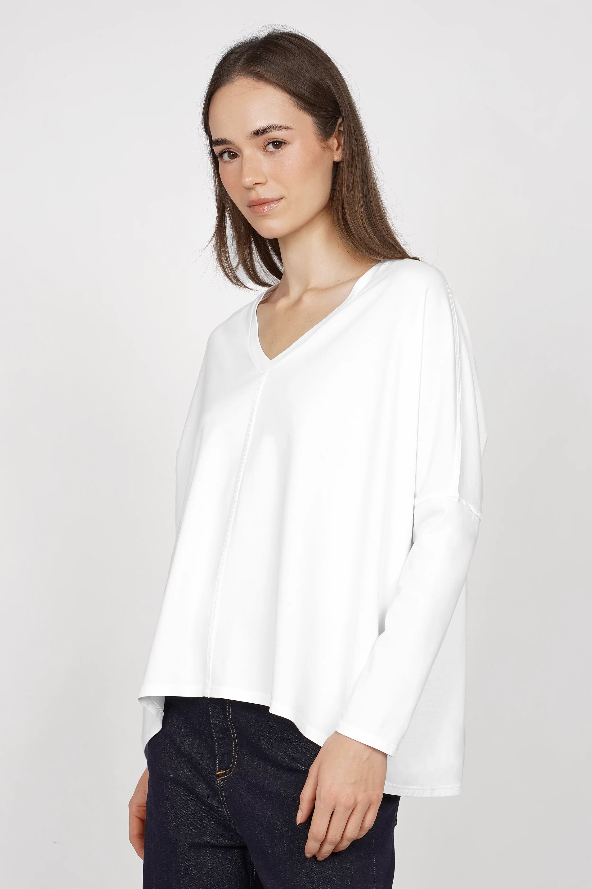 Weißes TIDA Blusenshirt Langarm mit V-Ausschnitt und kastigem Schnitt aus weicher Baumwolle