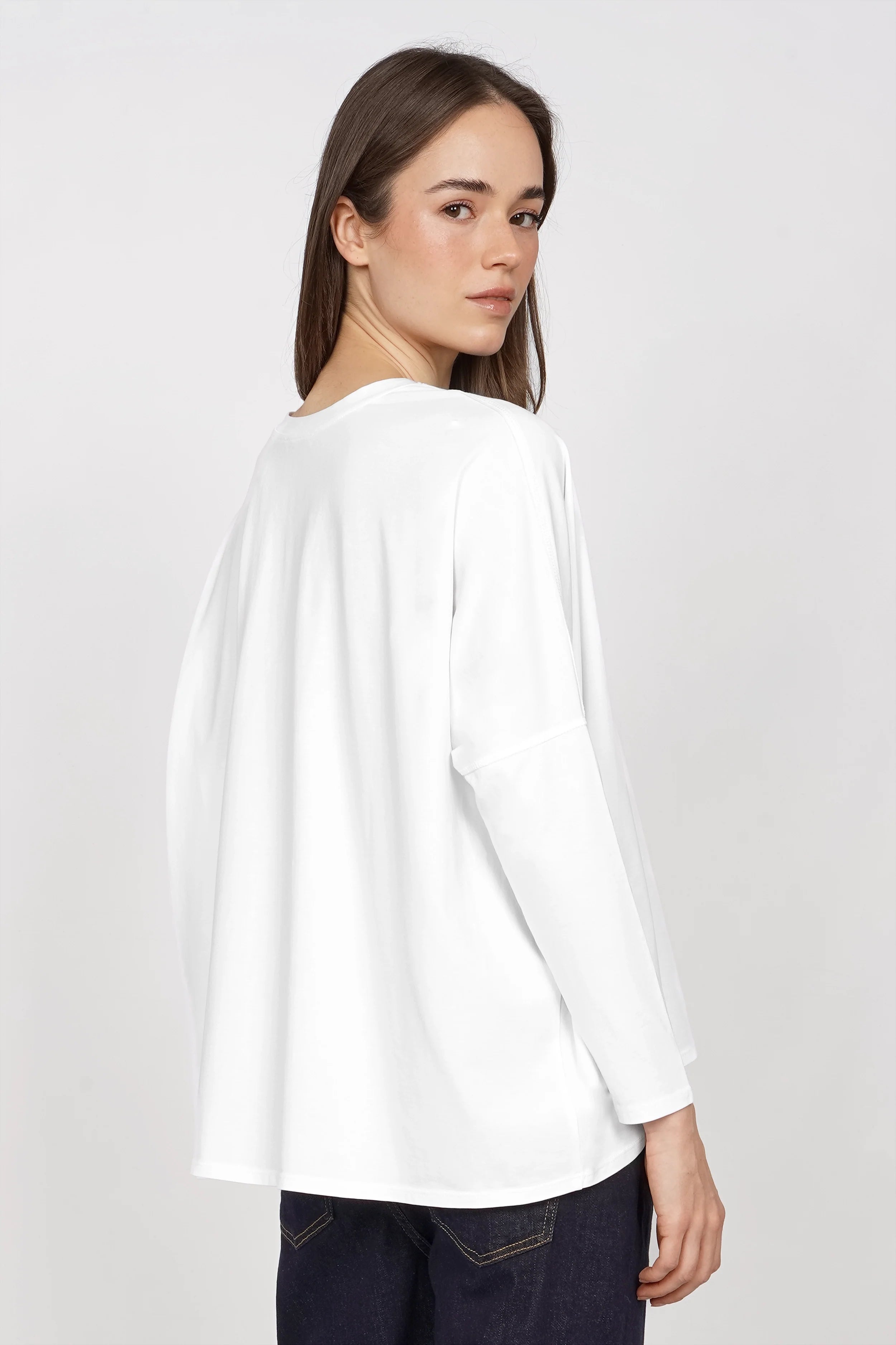 Weißes TIDA Blusenshirt Langarm mit V-Ausschnitt und lockerer Kastenform aus hochwertiger Baumwolle