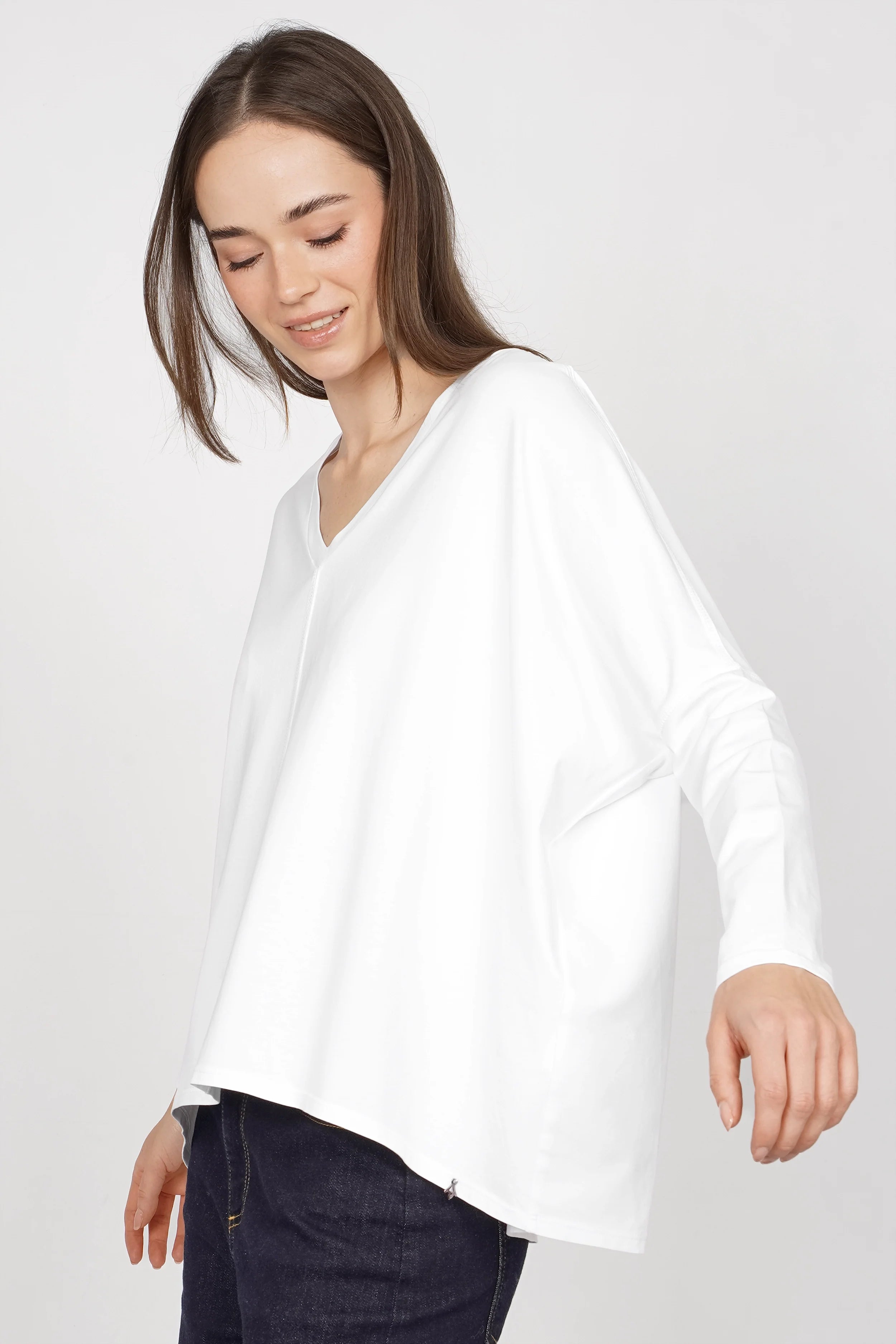 TIDA Blusenshirt Langarm weiß mit V-Ausschnitt und Kastenform aus hochwertiger Baumwolle