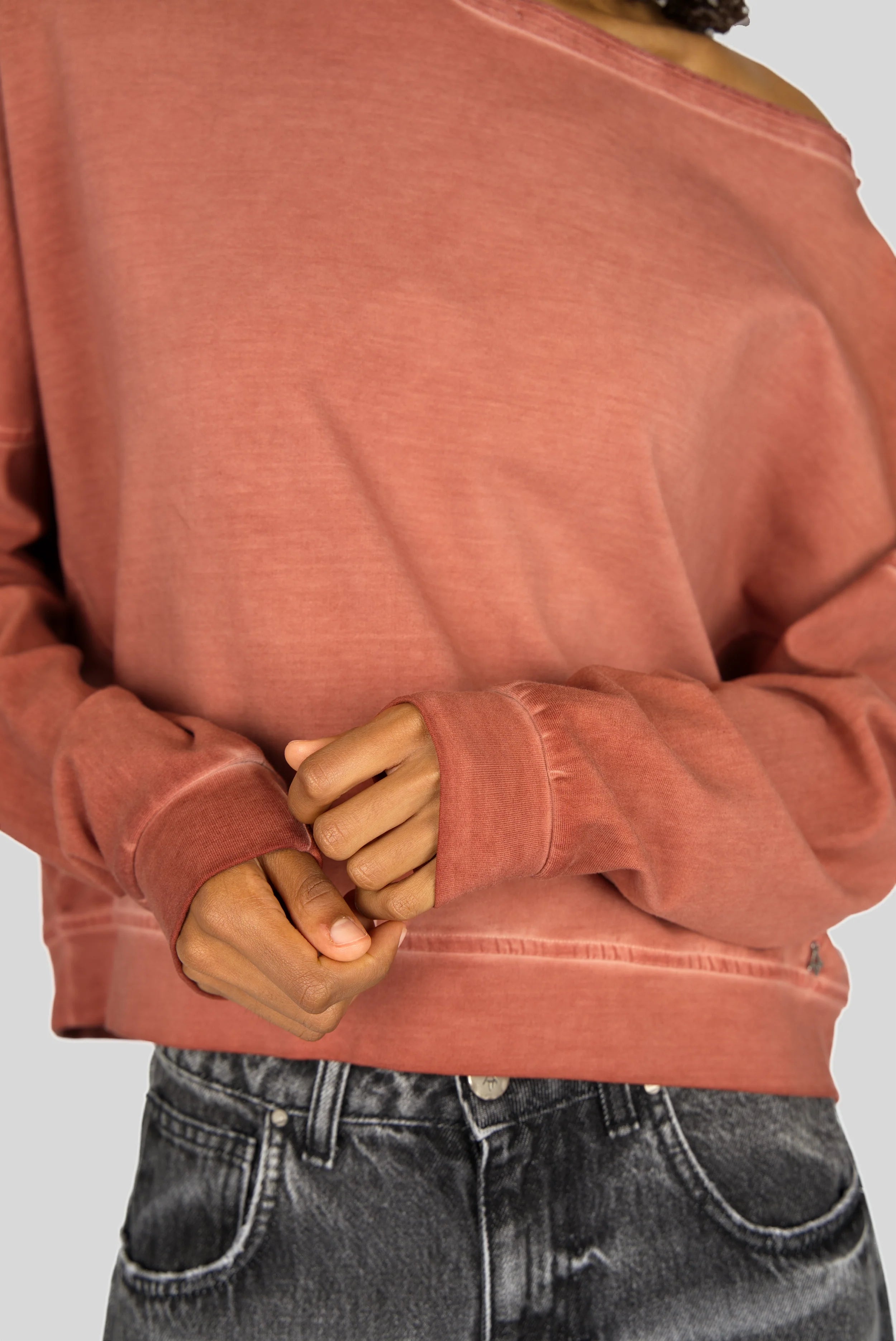 TIMAJ Revive One Shoulder Sweater mit Vintage-Waschung in Mocha und weitem Off-Shoulder-Rundhalsausschnitt