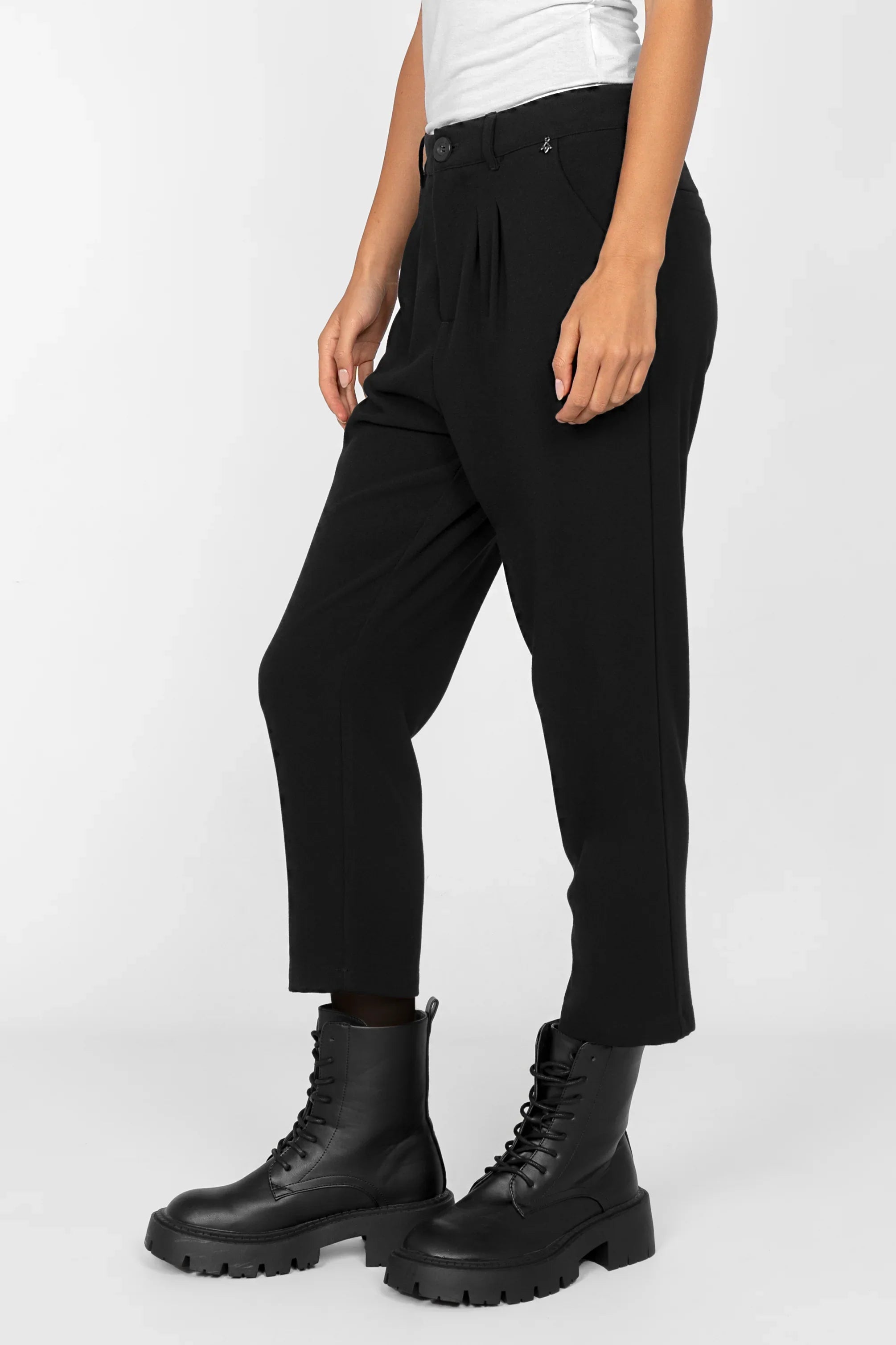TINKER Hose Cropped schwarze Hose mit Bundfalten und tiefem Schritt aus Georgette-Stoff kombiniert mit schwarzen geschnürten Stiefeln