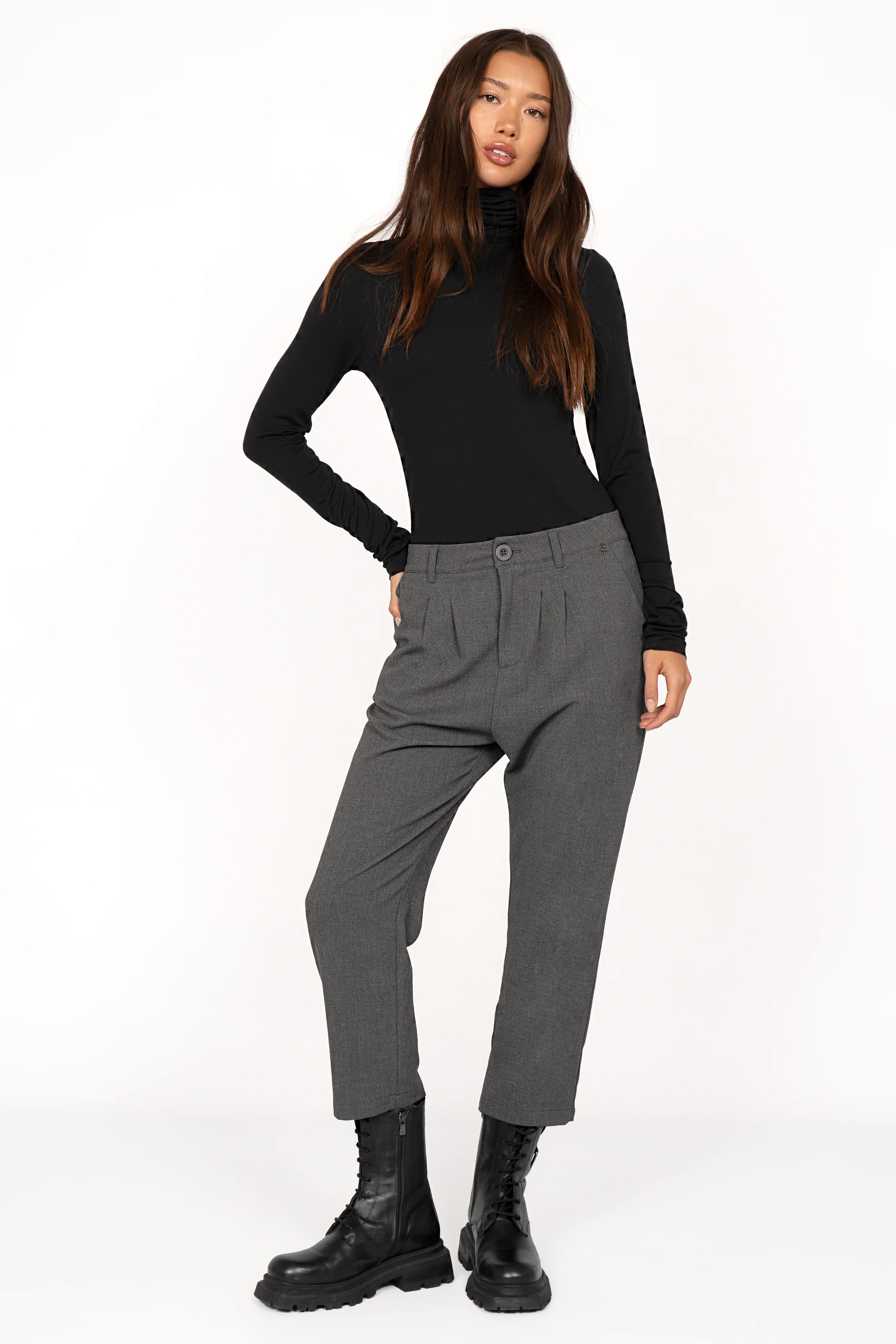 woman wearing grey TINKE Hose Cropped fit pants with pleats and black boots