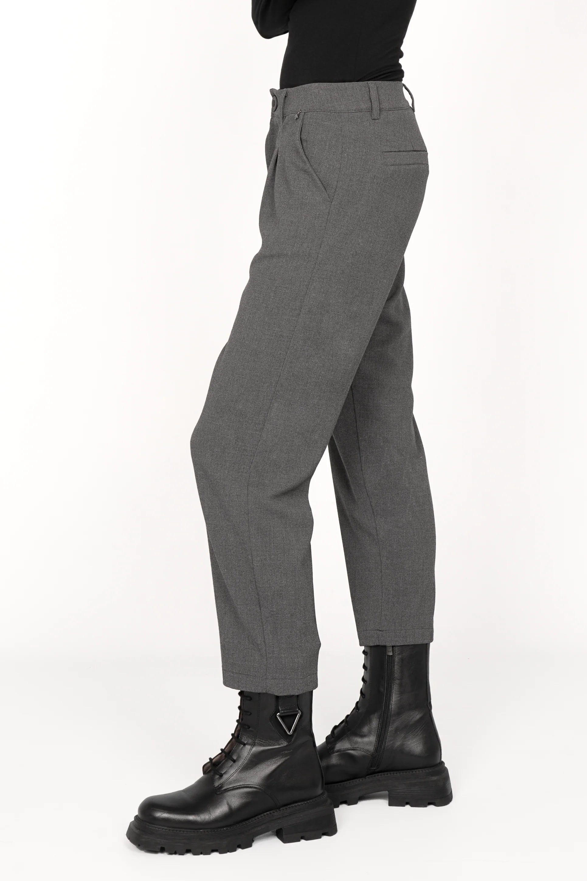 TINKE Hose Cropped fit in grey with slight pleats and cropped length worn with black combat boots