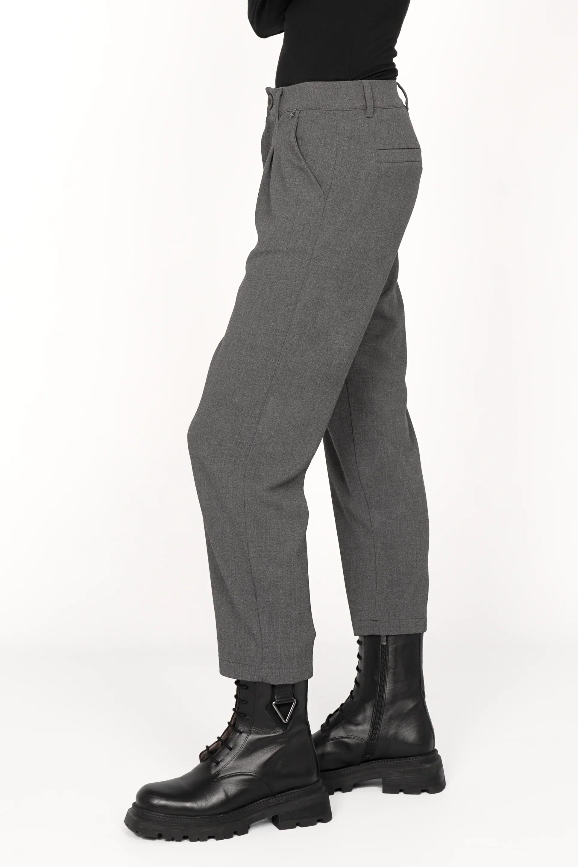 Tinkle Hose Cropped in grauer Georgette-Struktur mit Bundfalten und kurzem Bein, getragen mit schwarzen Stiefeln.