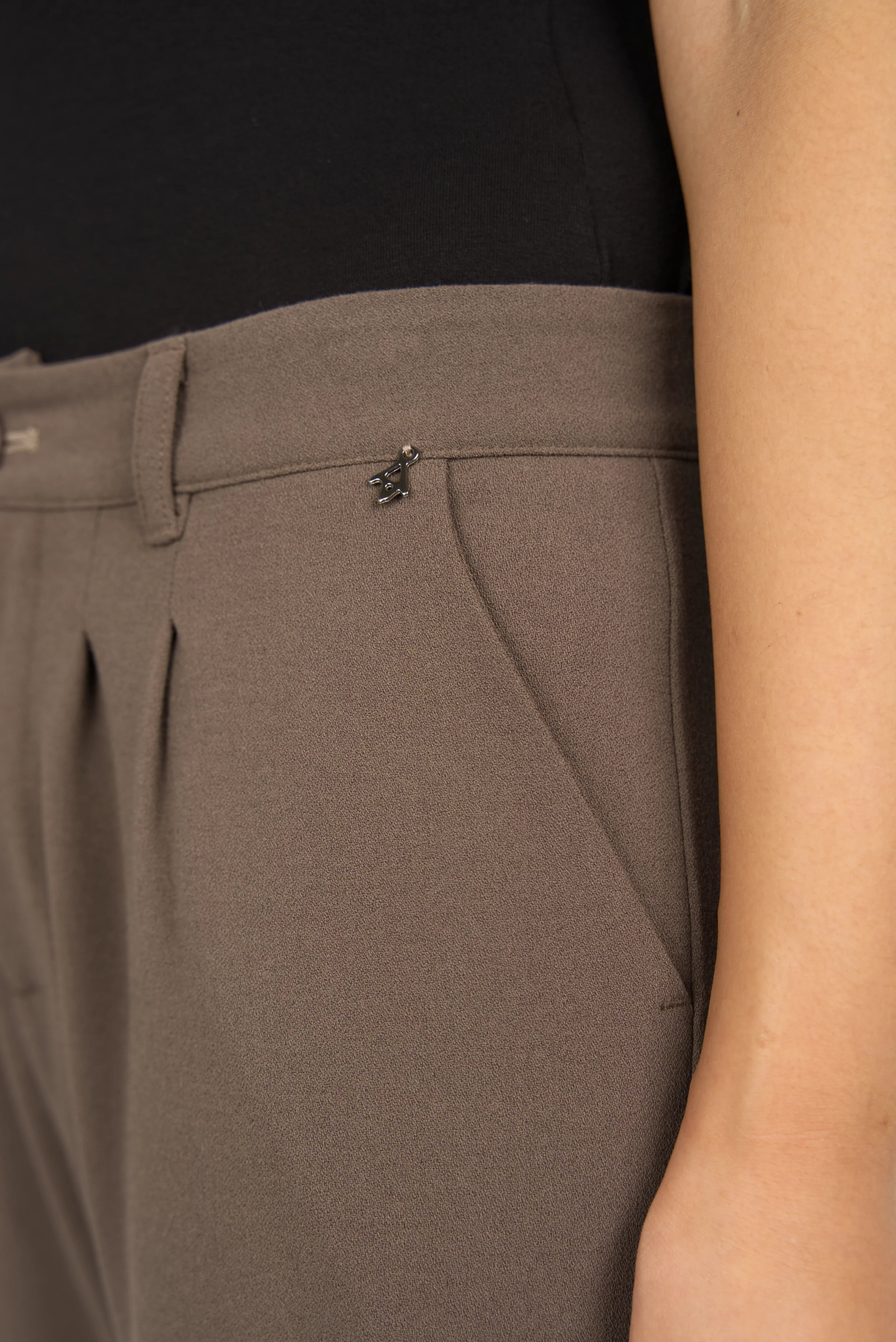 TINKER Hose Cropped mit leichten Bundfalten und Georgette-Struktur in taupe, knitterfrei und bequem