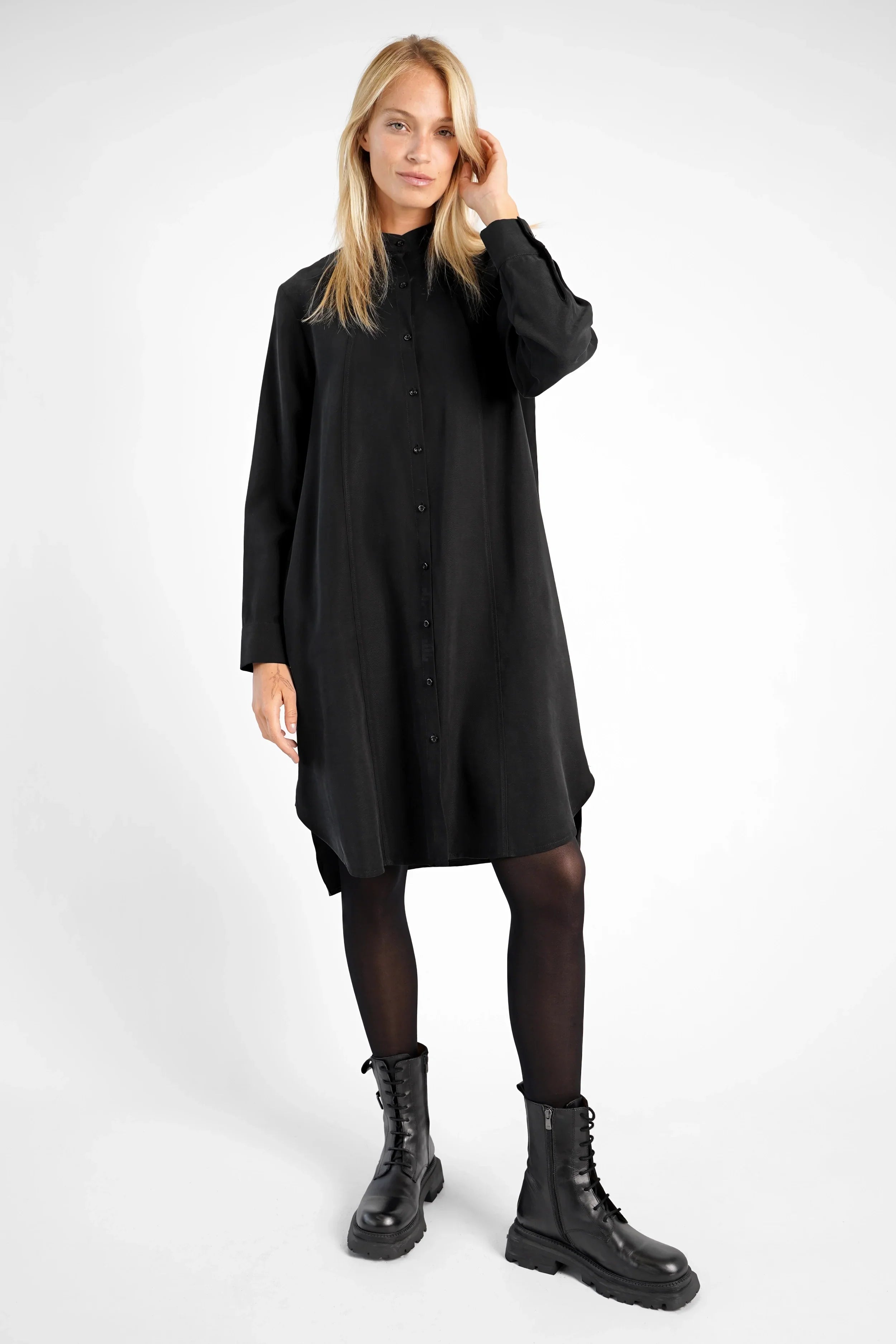 Black TOOJA Blusenkleid aus Lyocell-mix with button-down front and long sleeves worn with black boots