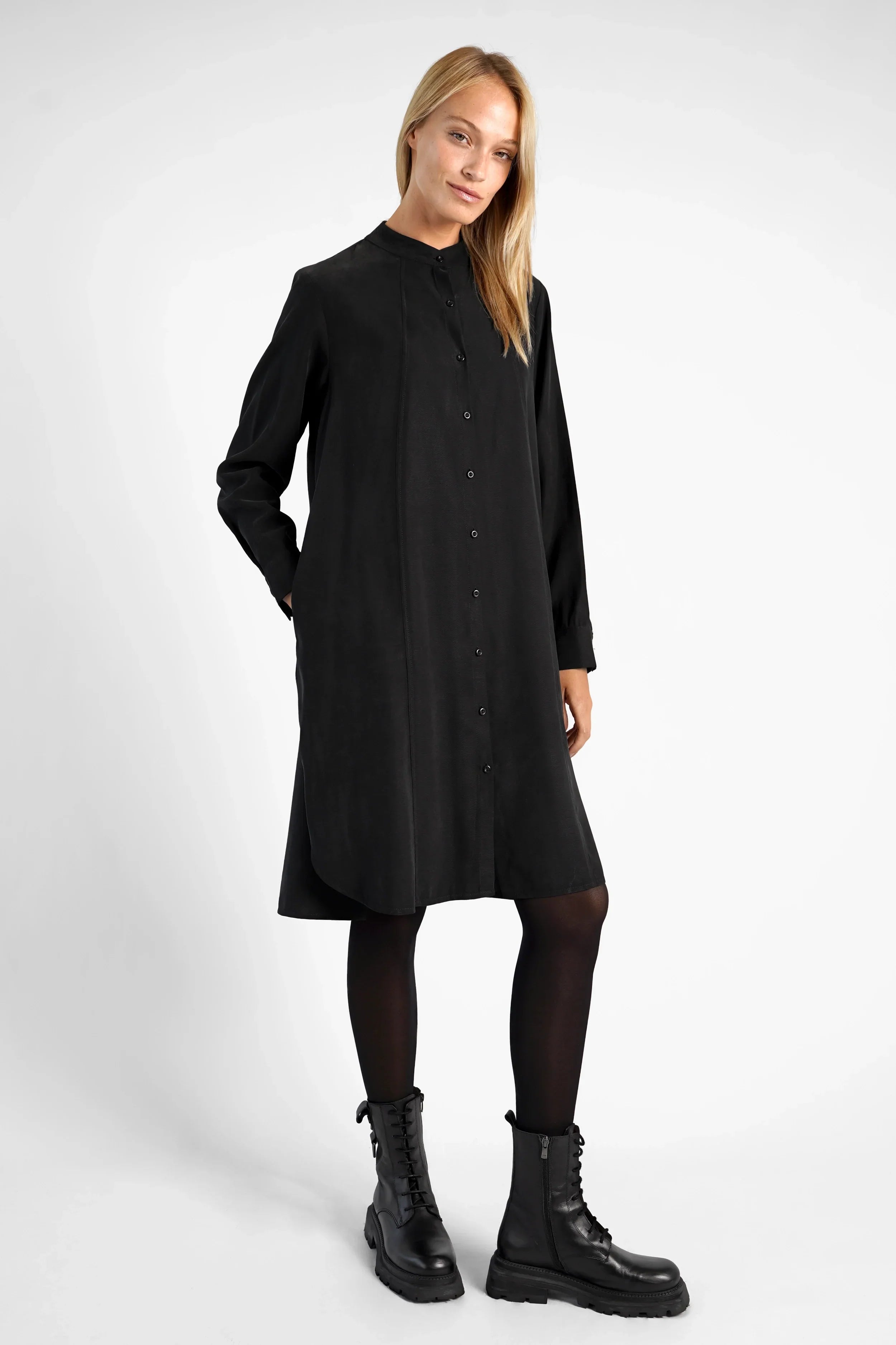 Black Blusenkleid aus Lyocell mix with stand collar and front buttons, worn with tights and boots