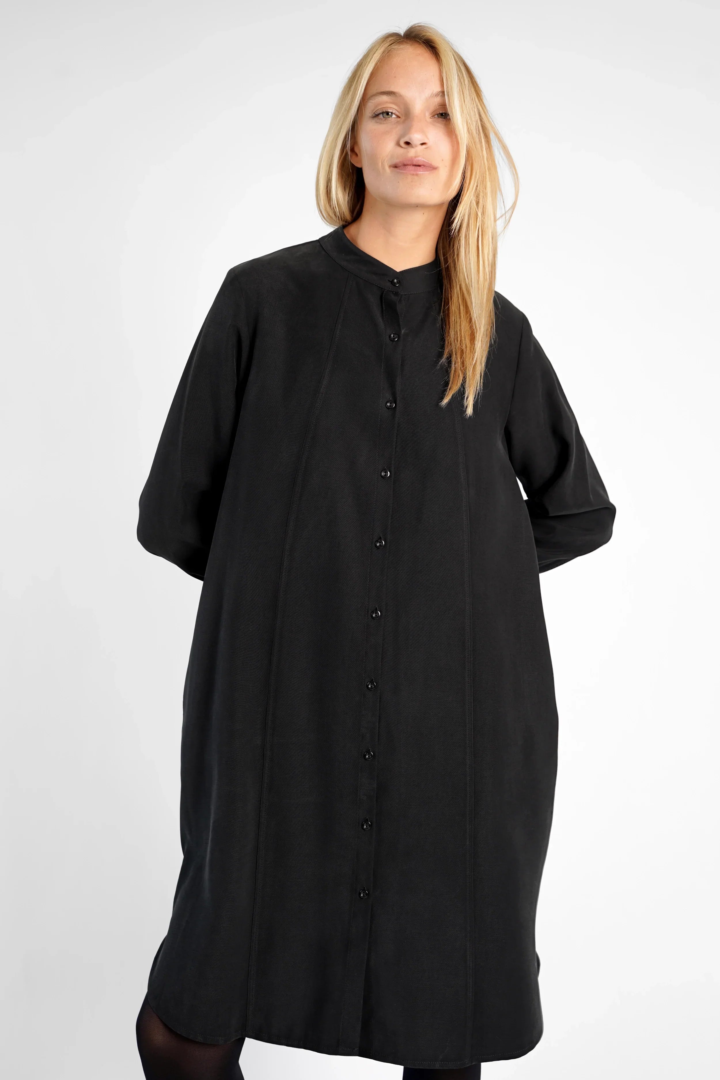 Black Blusenkleid aus Lyocell mix with stand collar, button-down front, decorative seams, and long back hem.