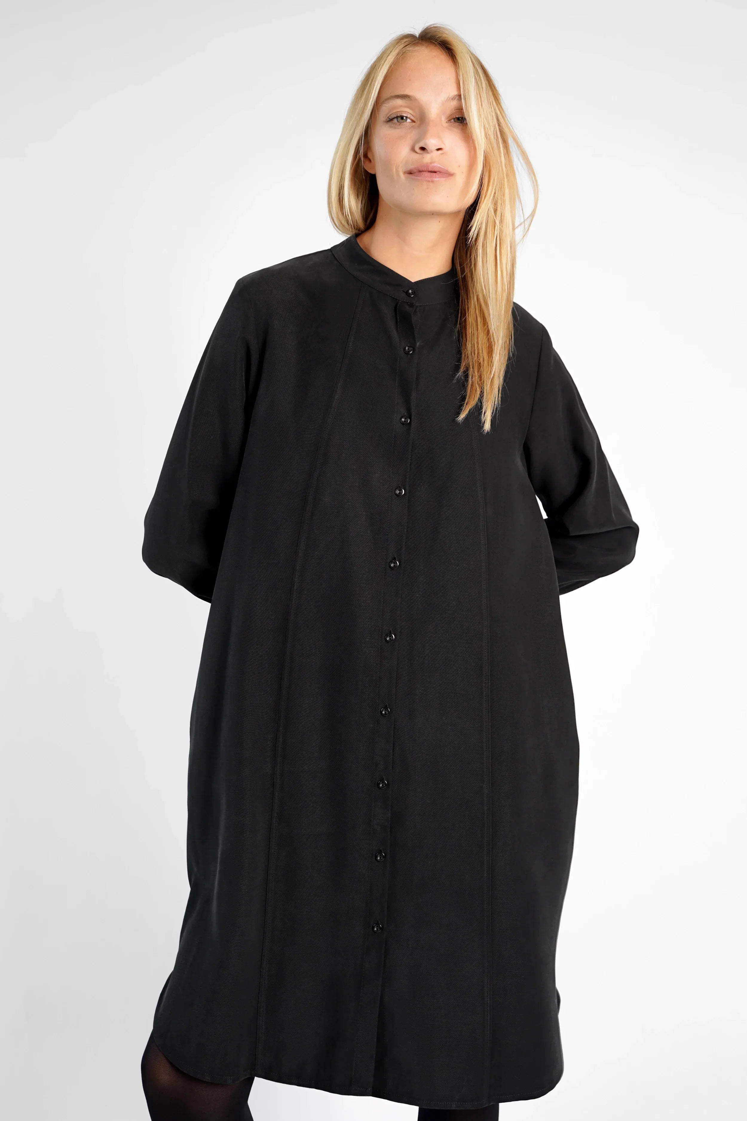 Black Blusenkleid aus Lyocell mix with stand collar, button-down front, decorative seams, and long back hem.
