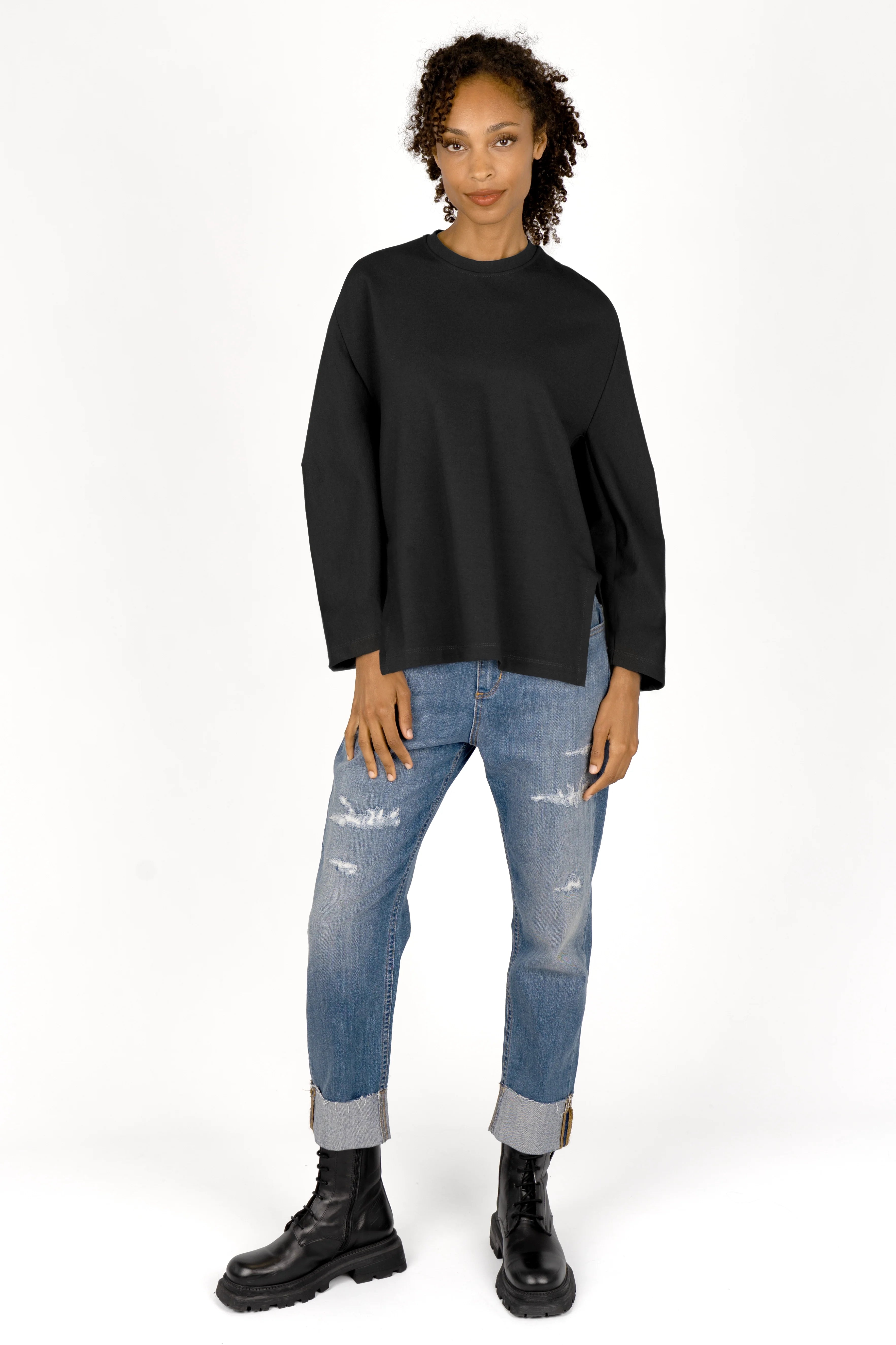 Schwarzes TOOVE Shirt aus mittelschwerem Interlock-Jersey mit Rundhalsausschnitt, verlängertem Rücken und hohem Seitenschlitz im relaxed Fit