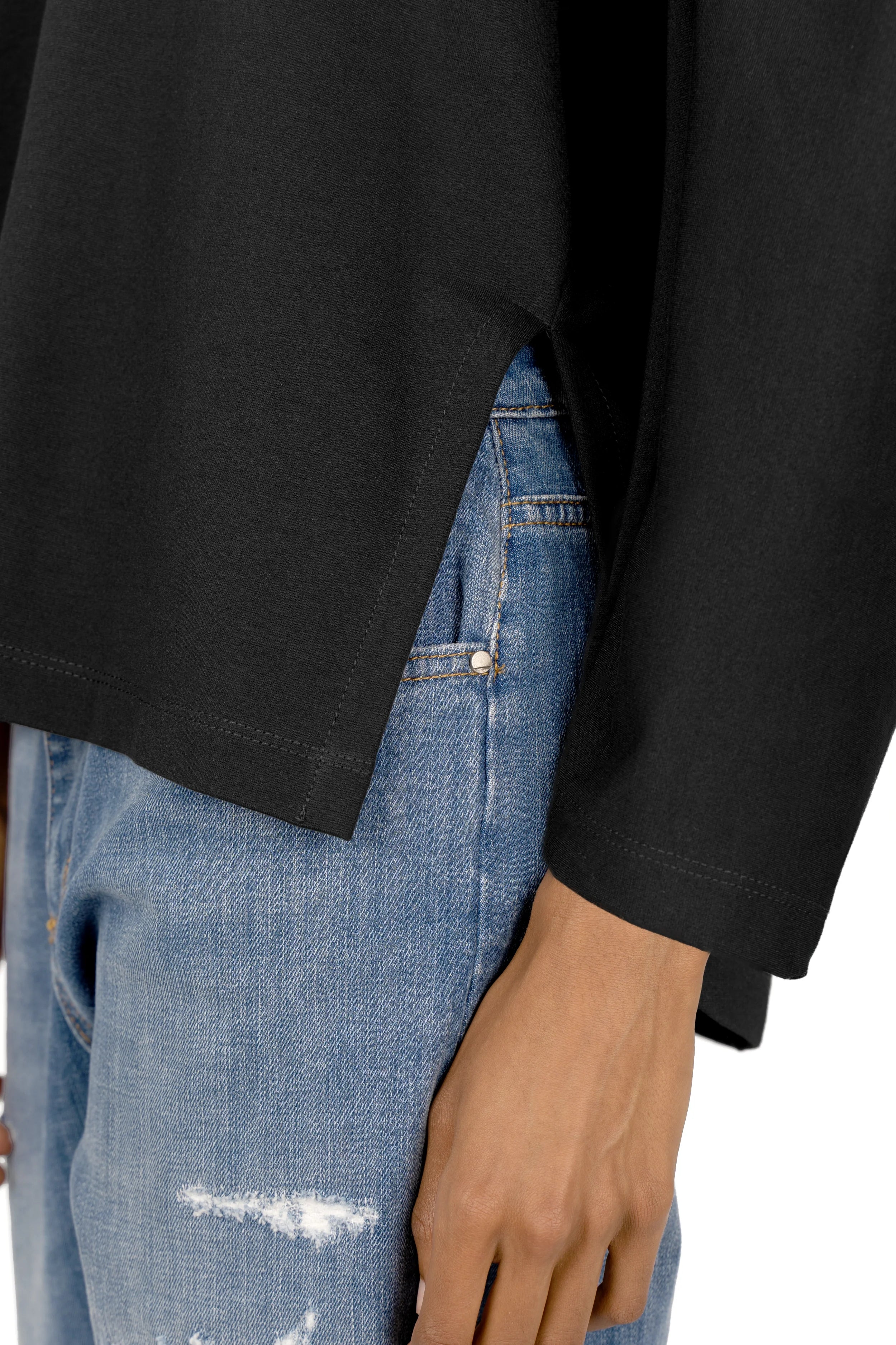 Schwarzes TOOVE Shirt aus elastischem Interlock-Jersey mit hohen Seitenschlitzen und verlängertem Rückenteil bei Jeanshose