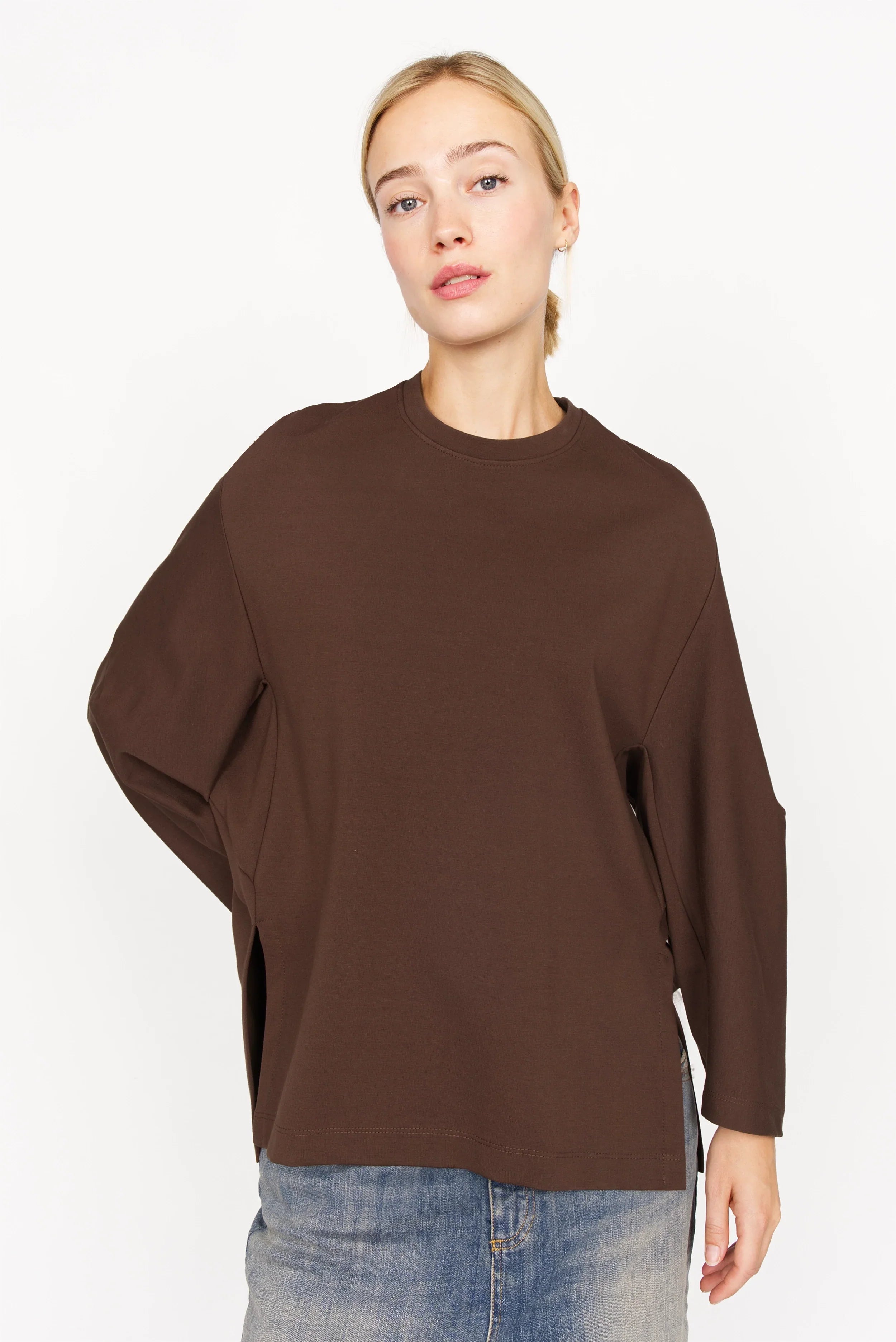 TOOVE Shirt in braun aus elastischem Interlock-Jersey mit Rundhalsausschnitt und Relaxed Fit, hohem Seitenschlitz und verlängertem Rücken.