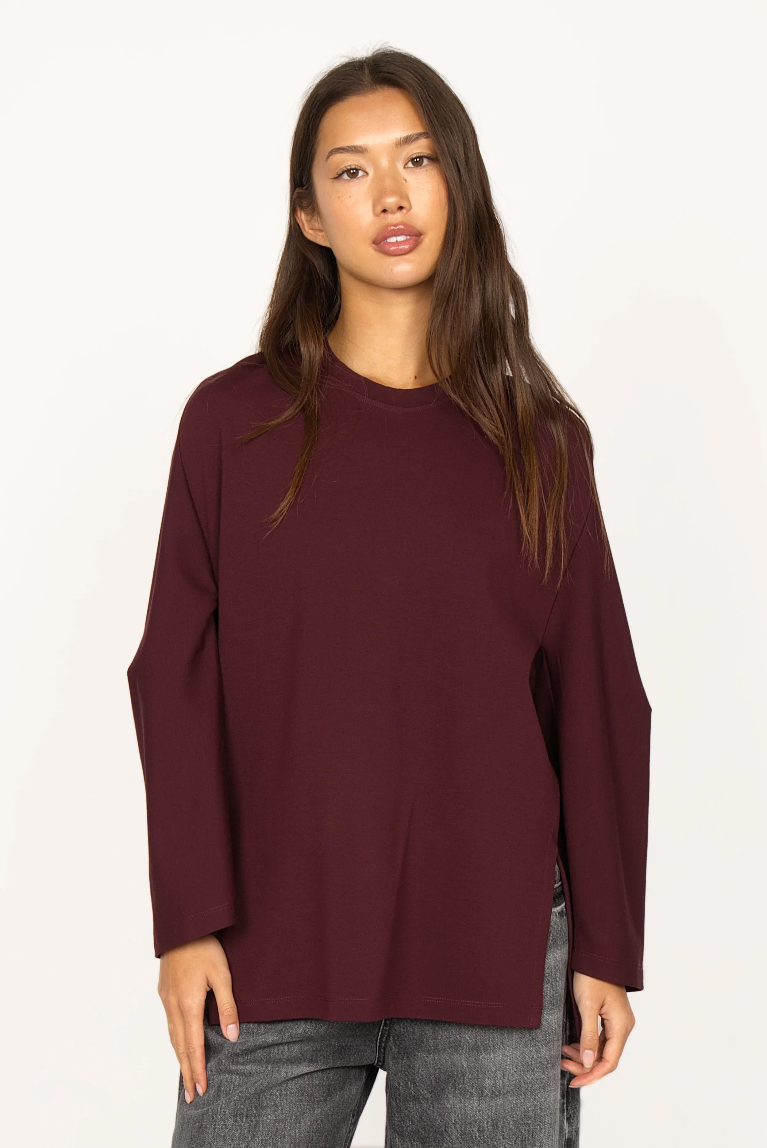 TOOVE Shirt aus elastischem Interlock-Jersey mit Rundhalsausschnitt, hohen Seitenschlitzen und entspanntem Schnitt in Dunkelrot