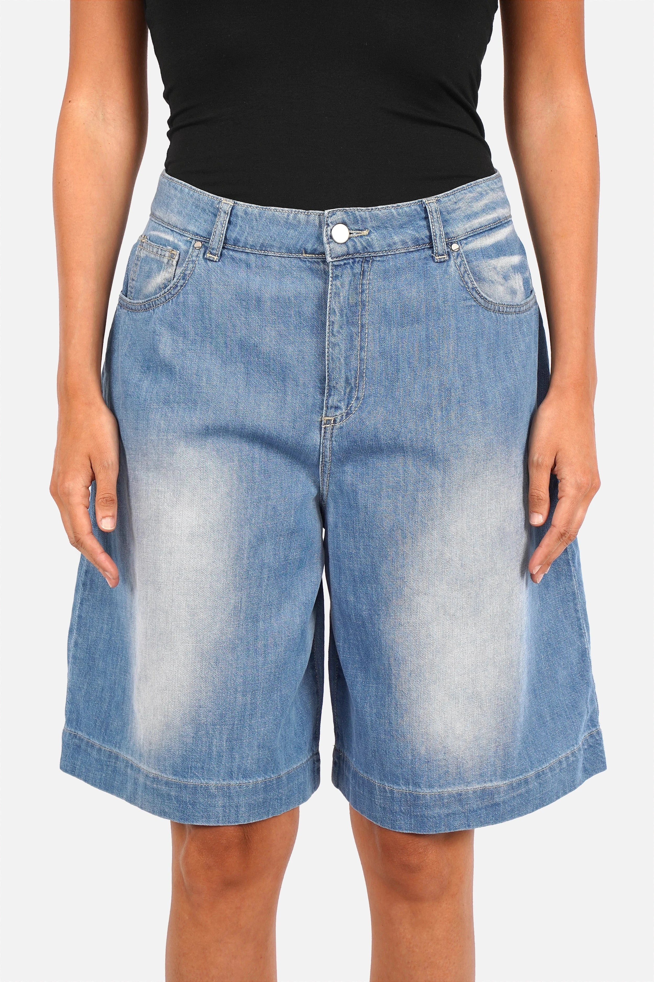 Bermuda Jeans aus leichtem italienischem Denim in faded Mid-Blue mit weitem Bein und 5-Pockets