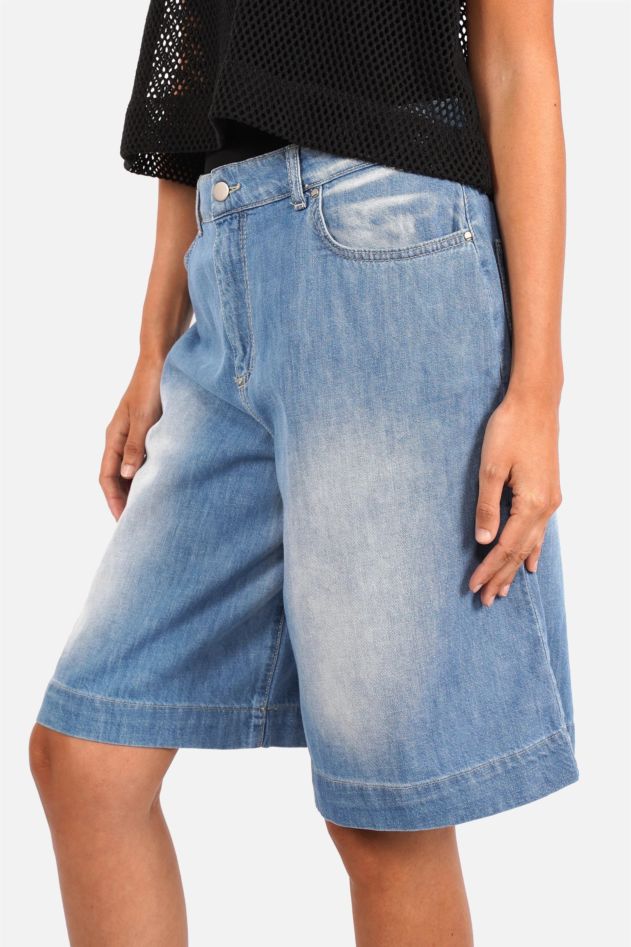 Leichte TYLIA Bermuda Jeans aus italienischem Denim in faded Mid-Blue mit weitem Bein und 5-Pockets