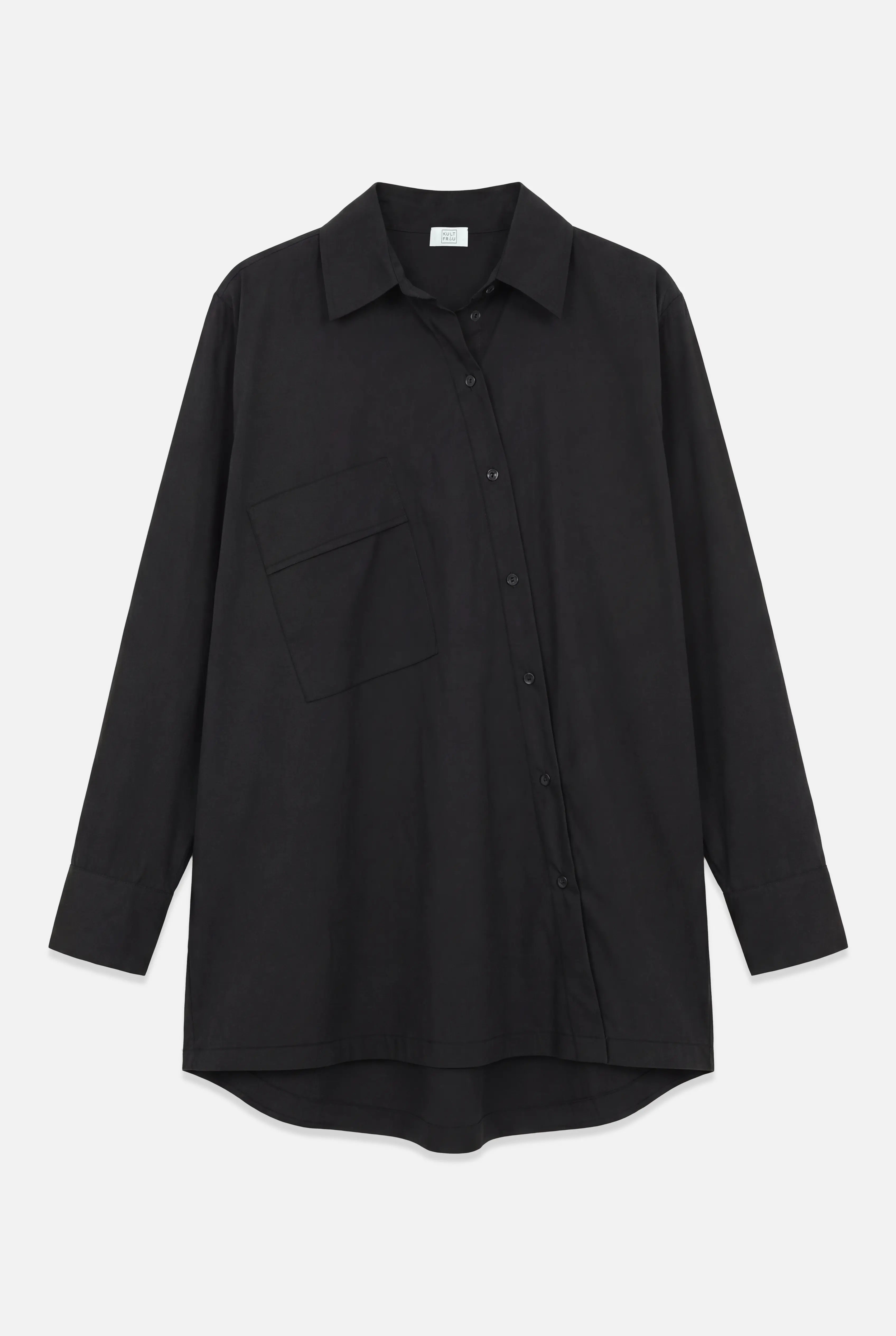Frau trägt TAMIDA Oversized Hemdbluse mit asymmetrischer Knopfleiste und lockerer Passform