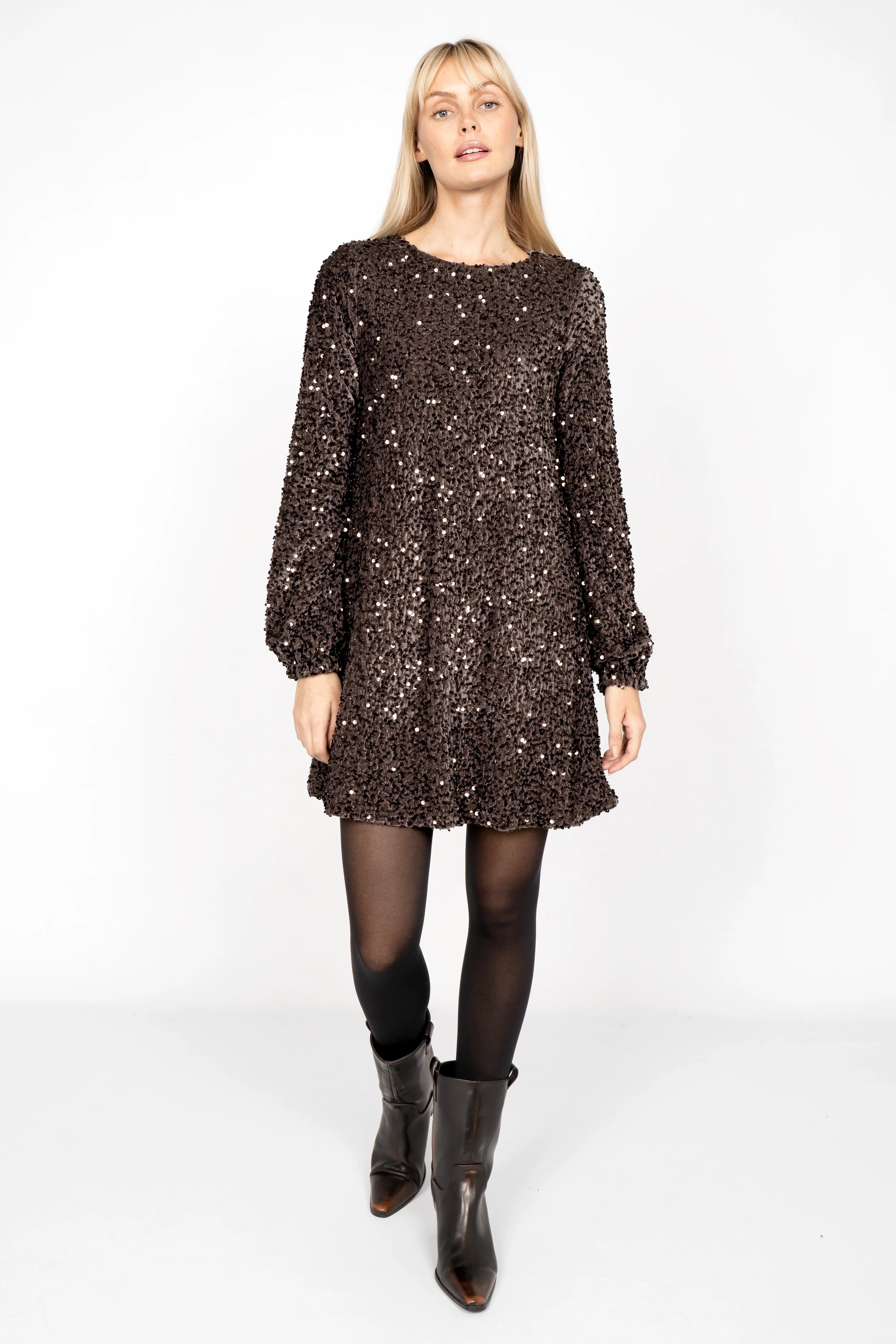 Model wearing UNYA Pailletten Kleid, black sequin velvet A-line mini dress with long sleeves and round neckline