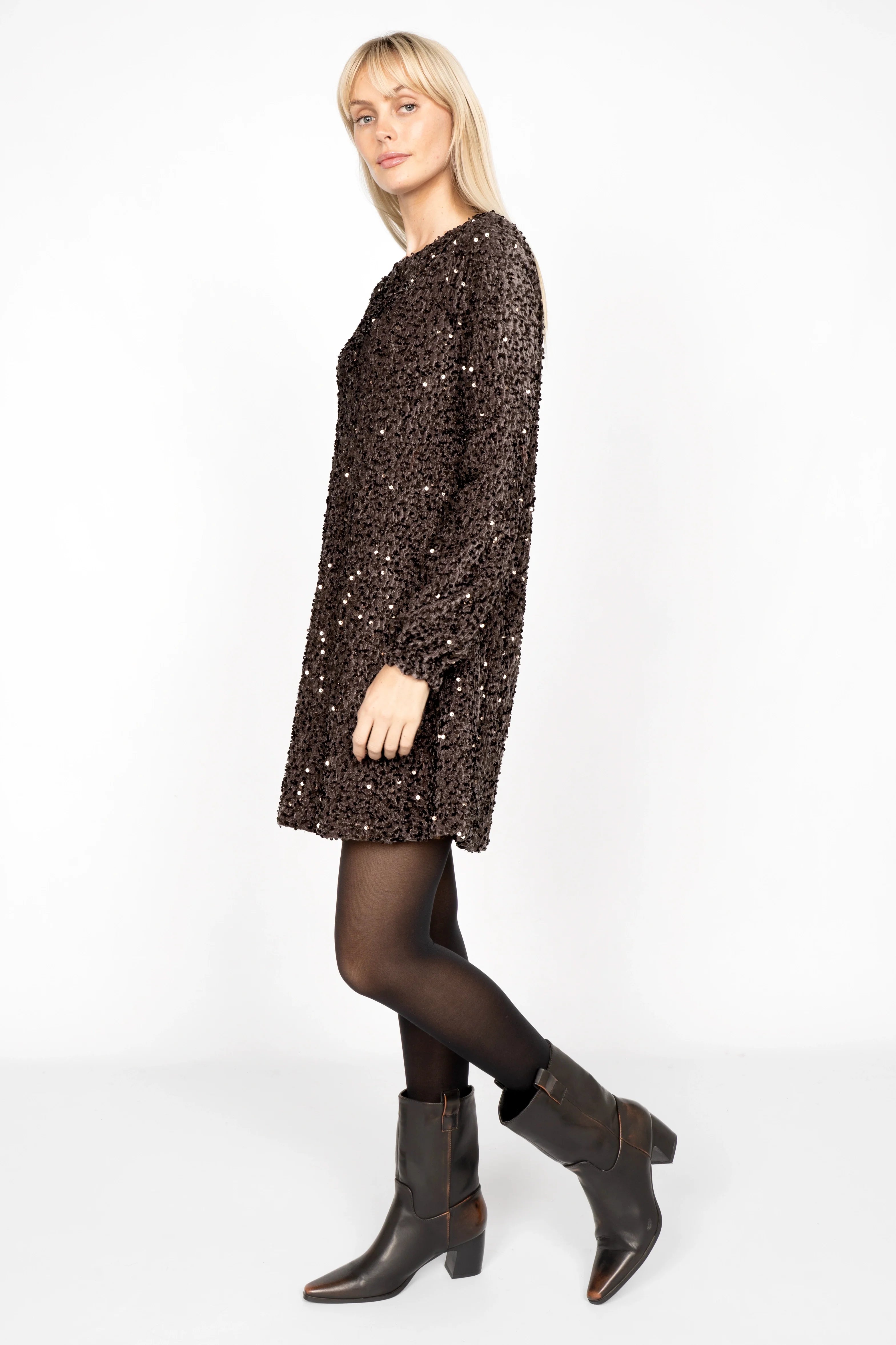 Frau trägt UNYA Pailletten Kleid aus Samt mit A-Linie, langen Ärmeln und Rundhalsausschnitt, festlich und mini-langk