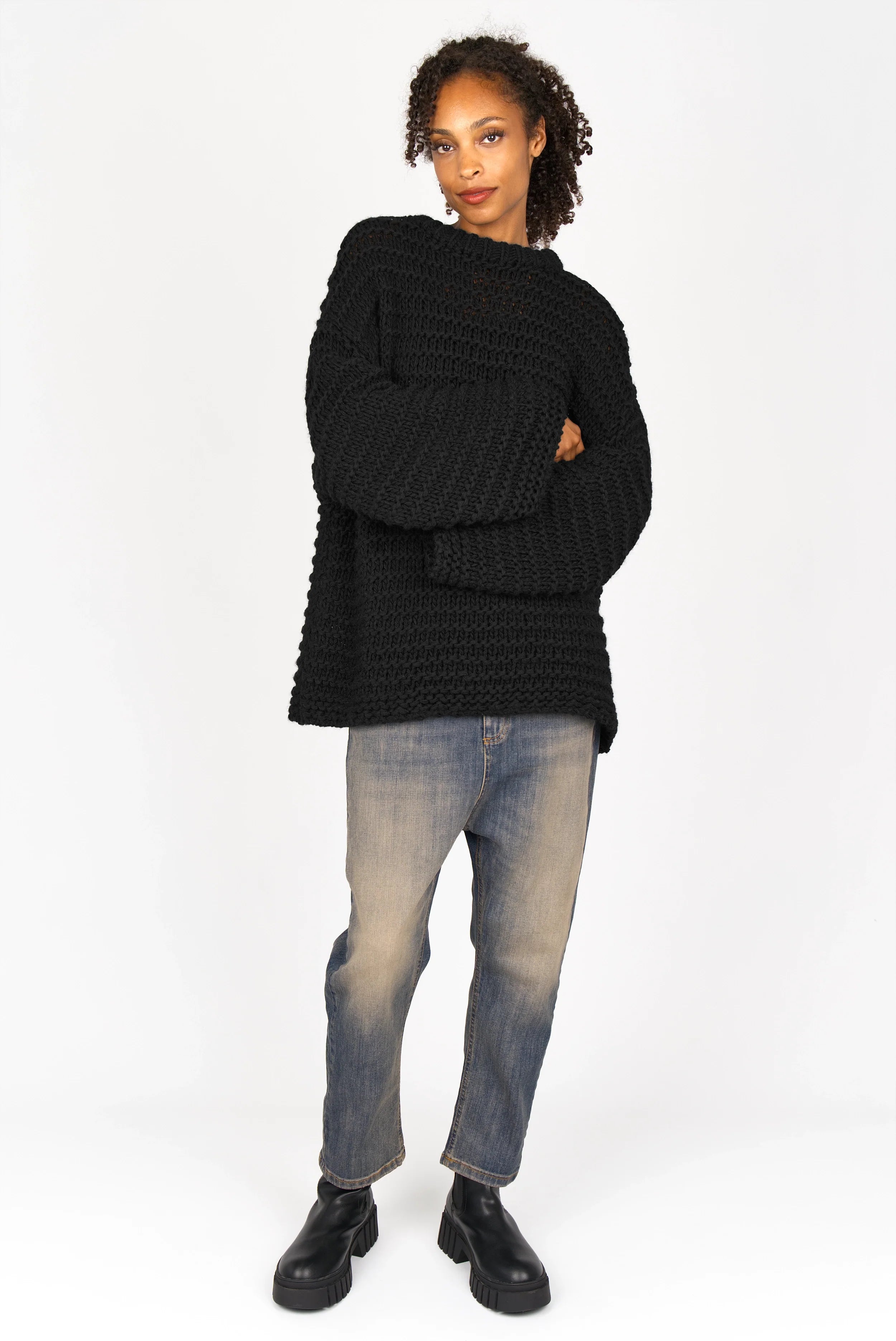 VAILE Oversized Pullover in chunky knit with round neck, dropped shoulders, wide sleeves, and open hems in black