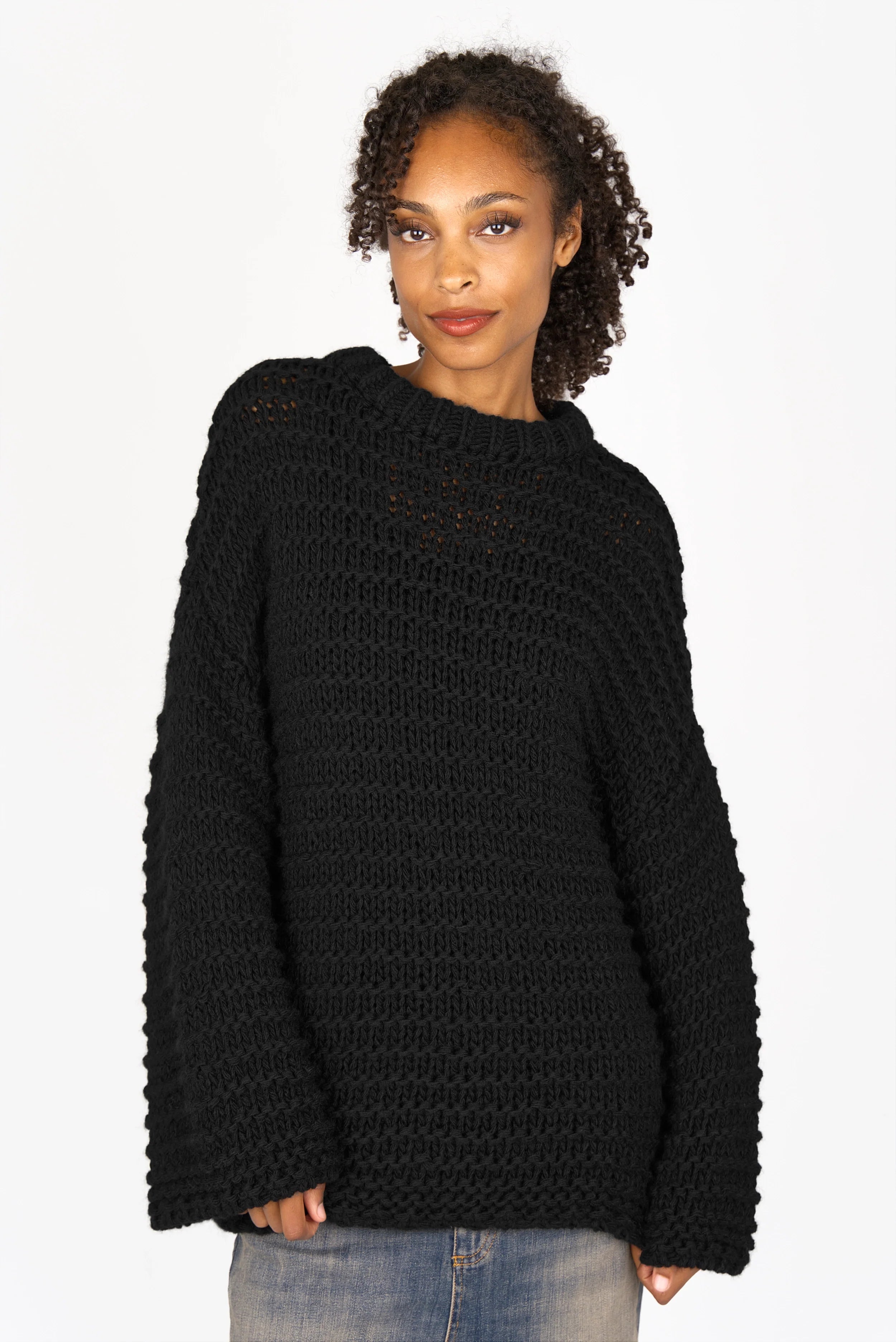 VAILE Oversized Pullover in chunky knit with round neckline and dropped shoulders in black