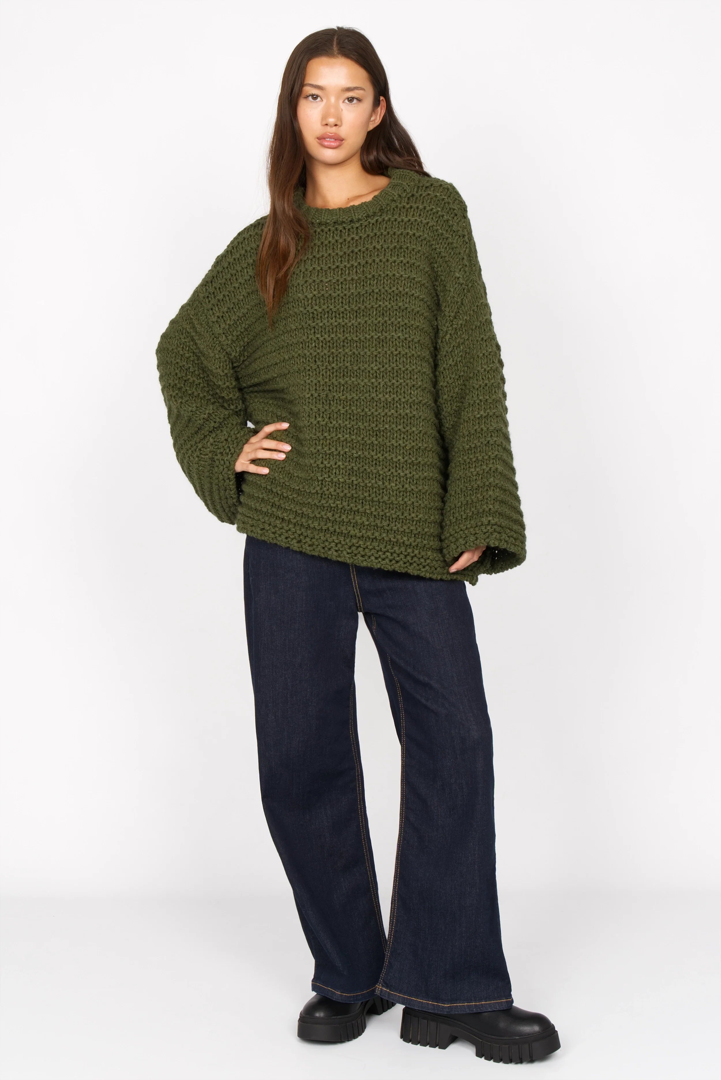 Oversized grobstrick pullover im chunky-knit-look in grün mit rundhalsausschnitt und kastiger silhouette